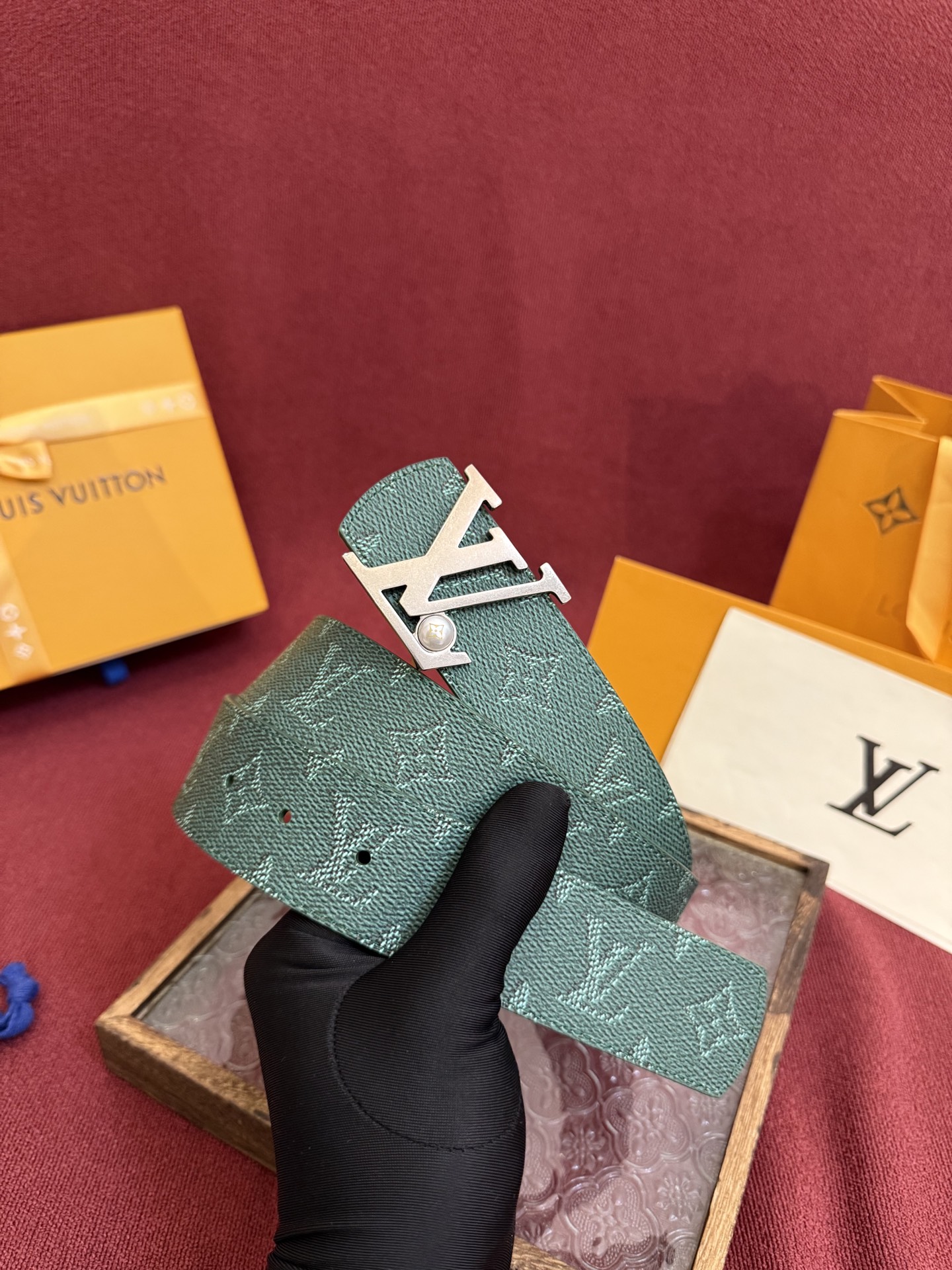 LV Dimension Drift 双面腰带以路易威登的经典元素挥洒街头型格。Monogram 图案一