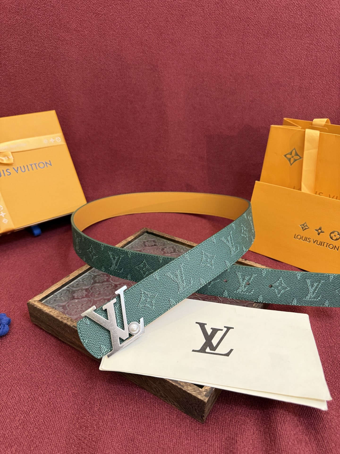 LV Dimension Drift 双面腰带以路易威登的经典元素挥洒街头型格。Monogram 图案一