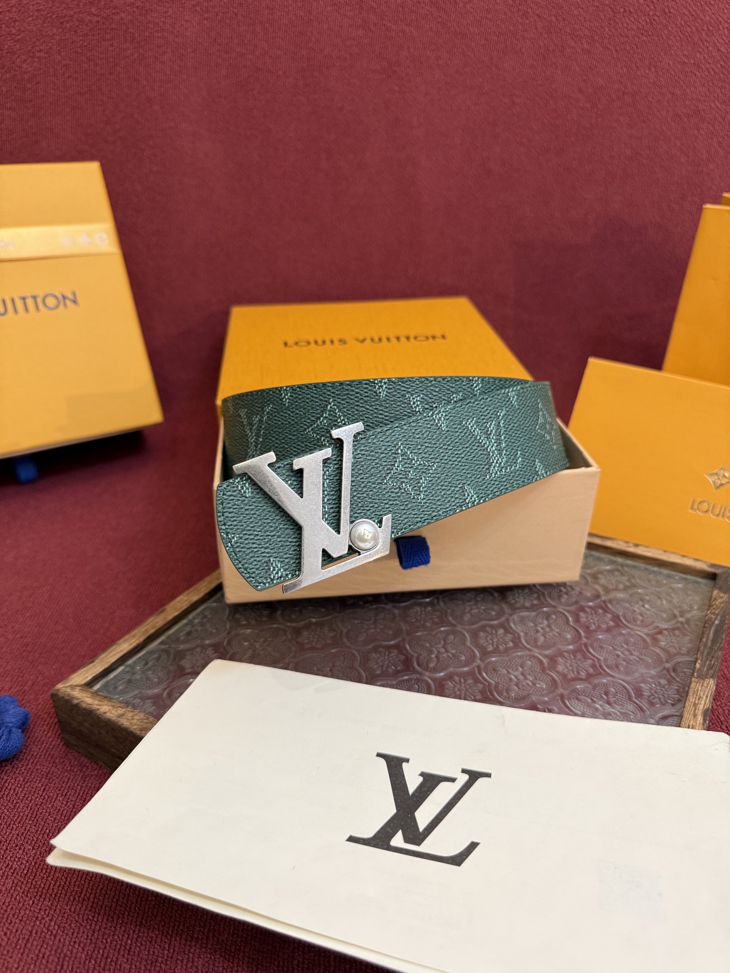 LV Dimension Drift 双面腰带以路易威登的经典元素挥洒街头型格。Monogram 图案一