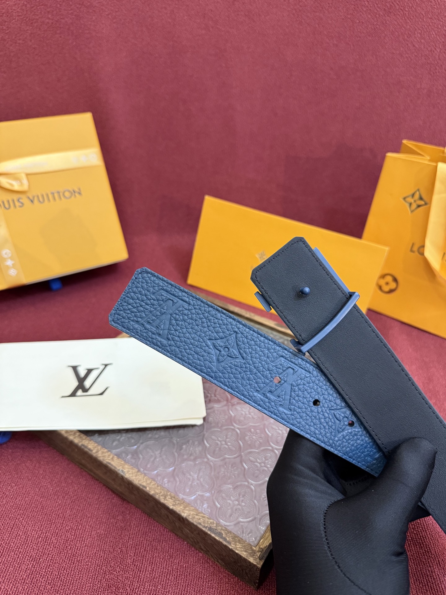 LV Dimension Drift 双面腰带以路易威登的经典元素挥洒街头型格。Monogram 图案一