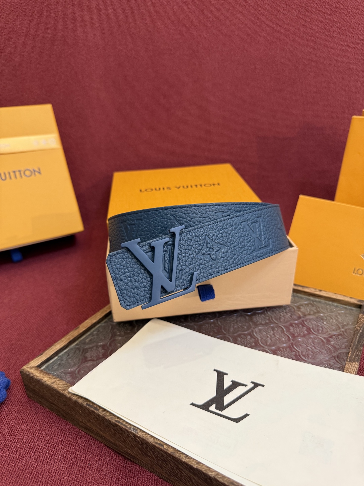 LV Dimension Drift 双面腰带以路易威登的经典元素挥洒街头型格。Monogram 图案一