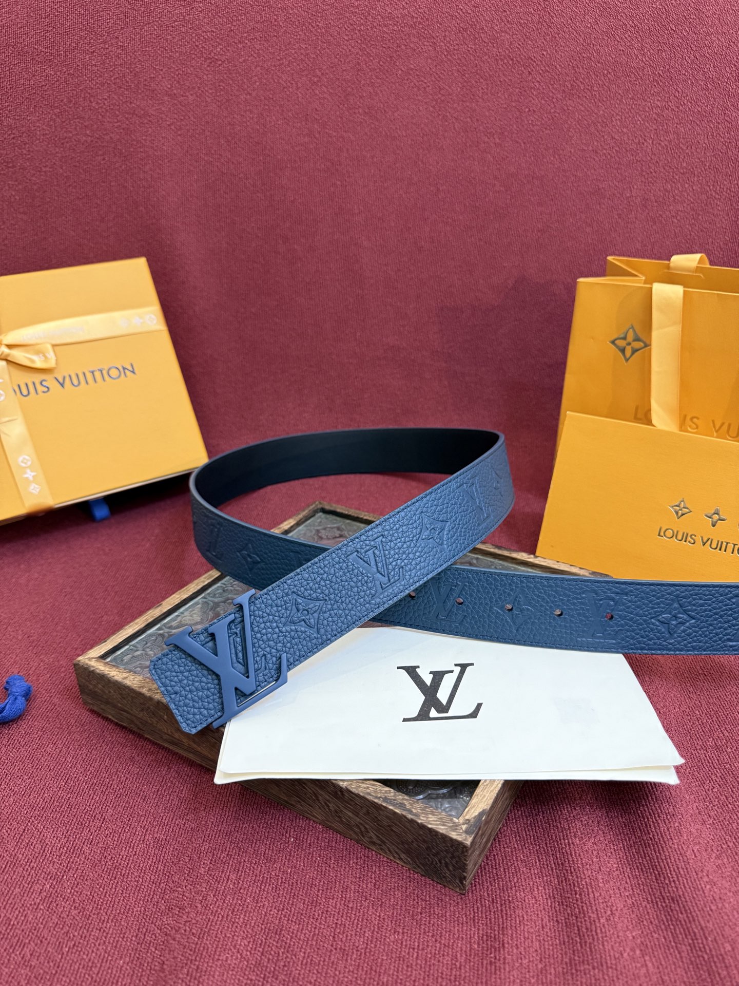 LV Dimension Drift 双面腰带以路易威登的经典元素挥洒街头型格。Monogram 图案一