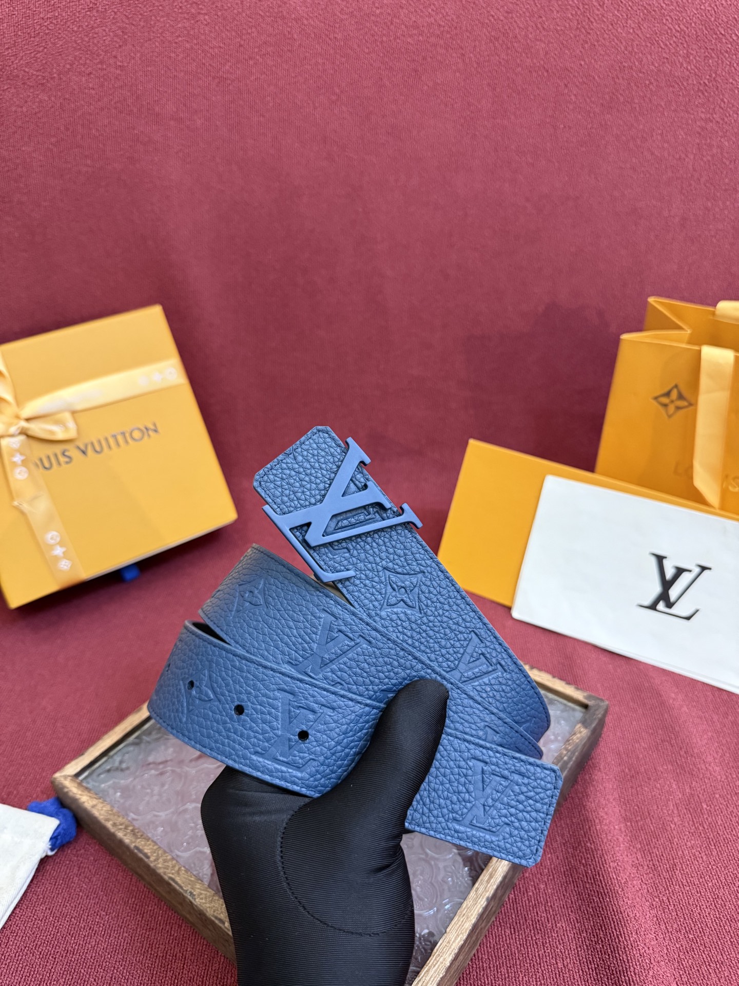 LV Dimension Drift 双面腰带以路易威登的经典元素挥洒街头型格。Monogram 图案一