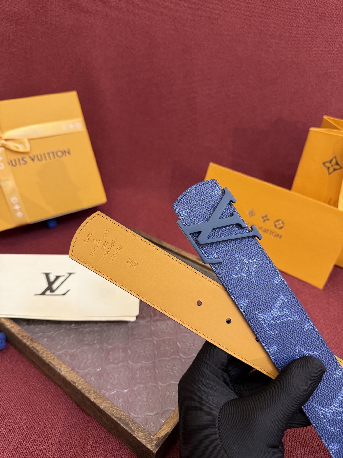 P LV Dimension Drift 双面腰带以路易威登的经典元素挥洒街头型格。Monogram 图