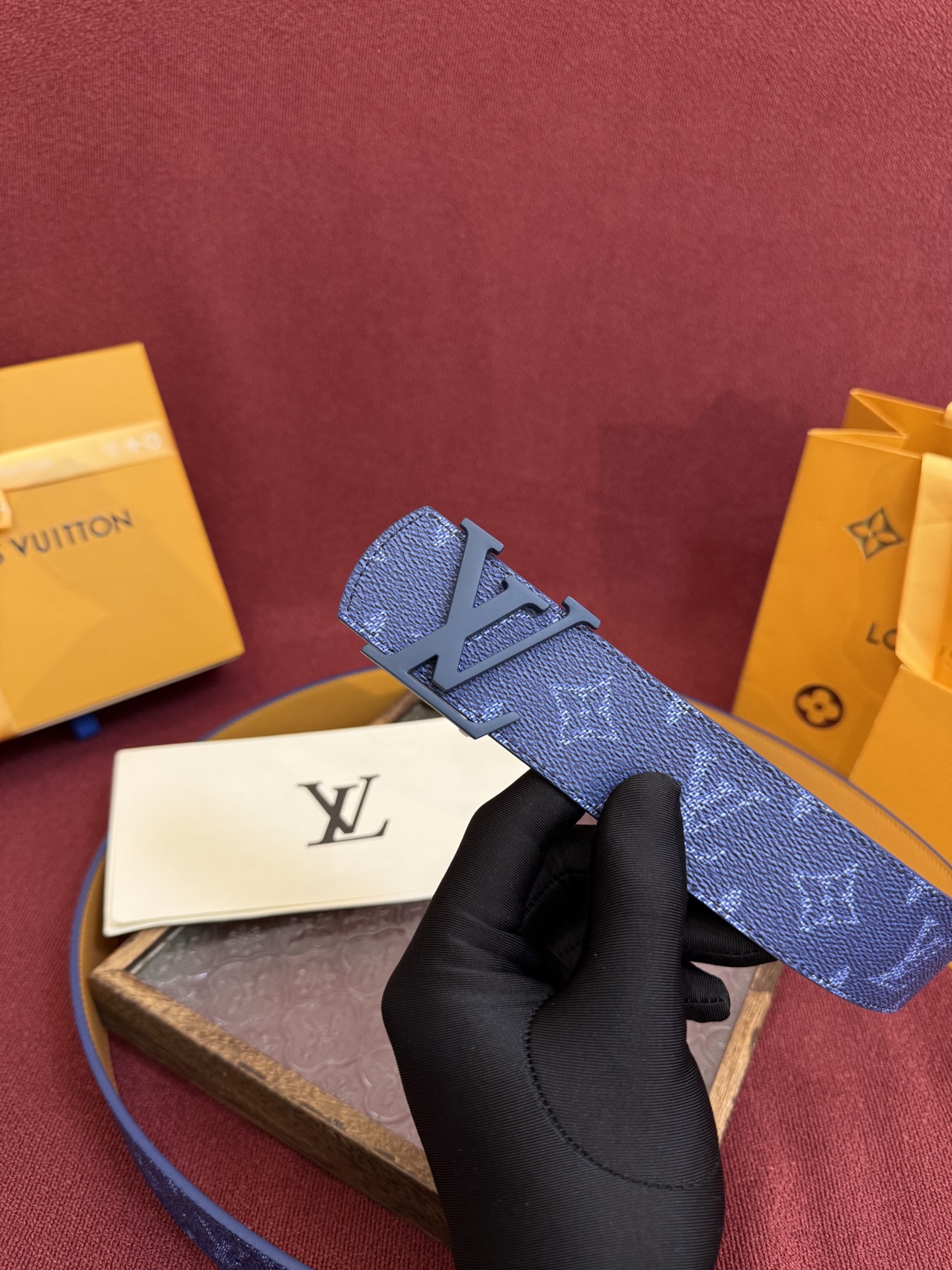 P LV Dimension Drift 双面腰带以路易威登的经典元素挥洒街头型格。Monogram 图