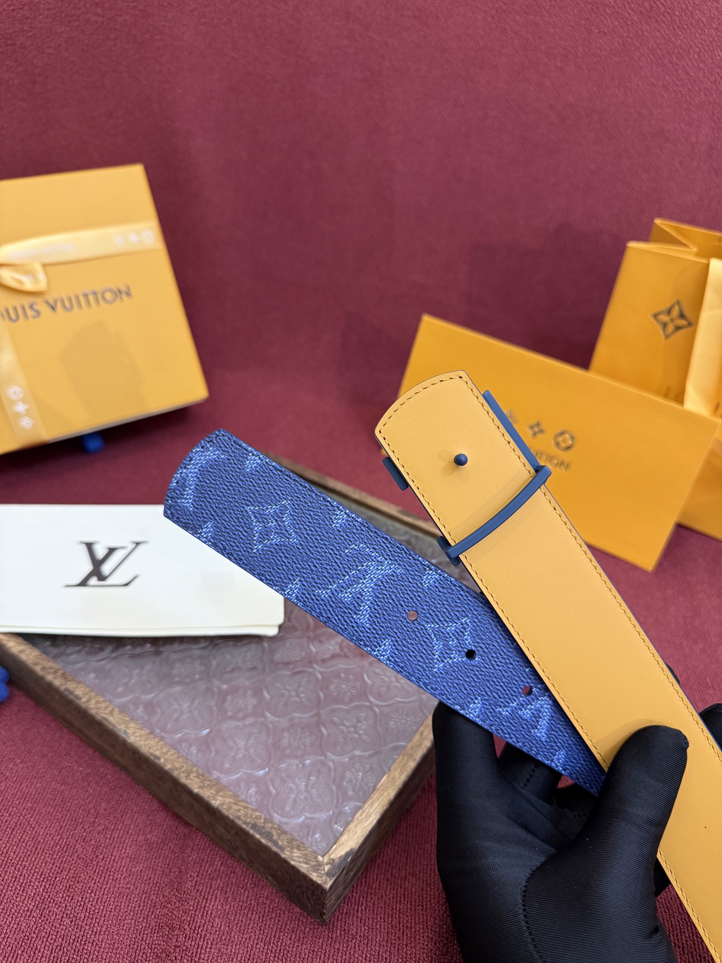 P LV Dimension Drift 双面腰带以路易威登的经典元素挥洒街头型格。Monogram 图