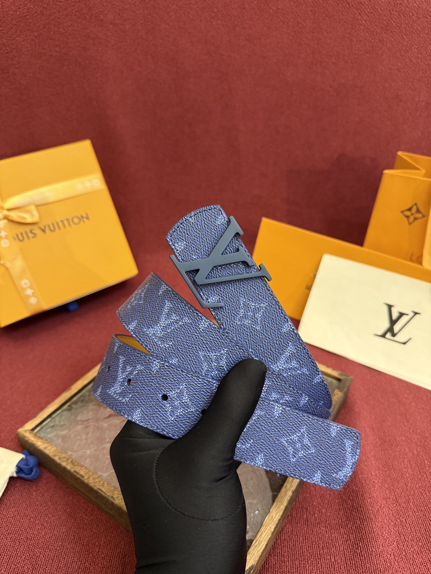 P LV Dimension Drift 双面腰带以路易威登的经典元素挥洒街头型格。Monogram 图