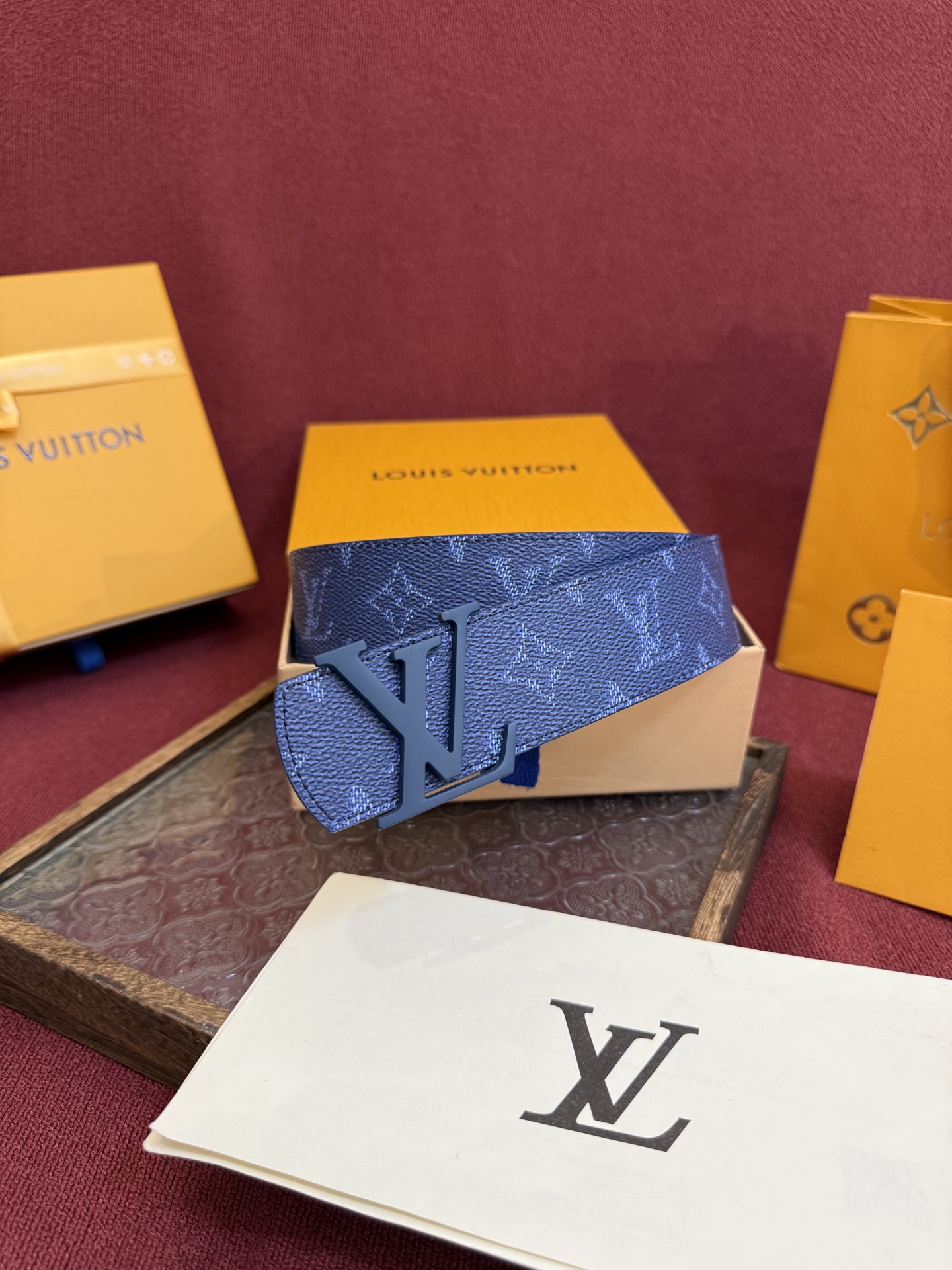 P LV Dimension Drift 双面腰带以路易威登的经典元素挥洒街头型格。Monogram 图