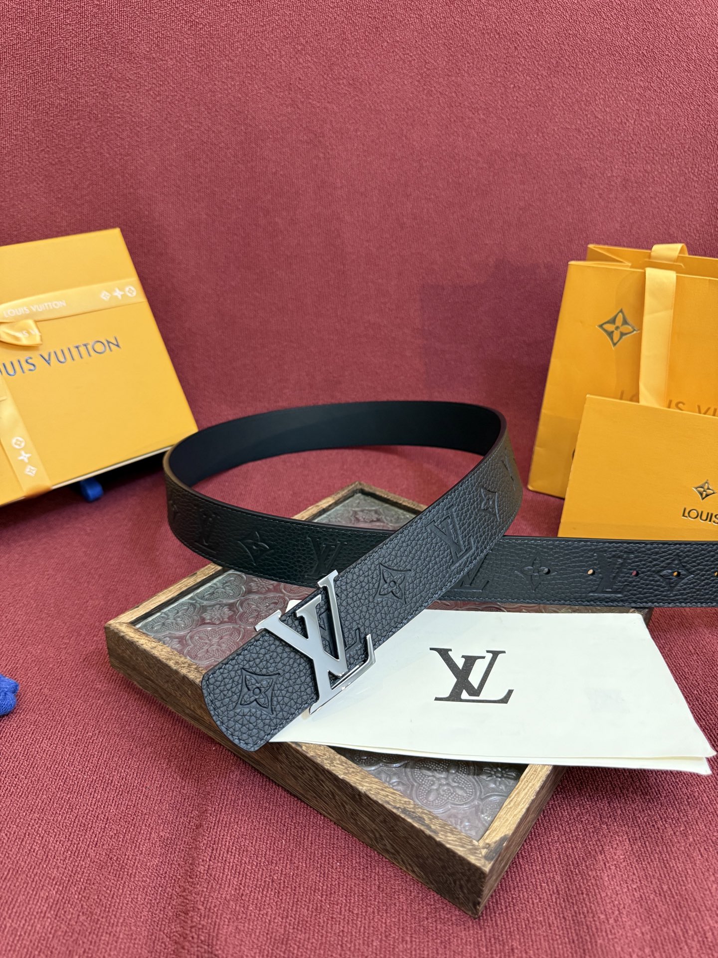 LV Dimension Drift 双面腰带以路易威登的经典元素挥洒街头型格。Monogram 图案一