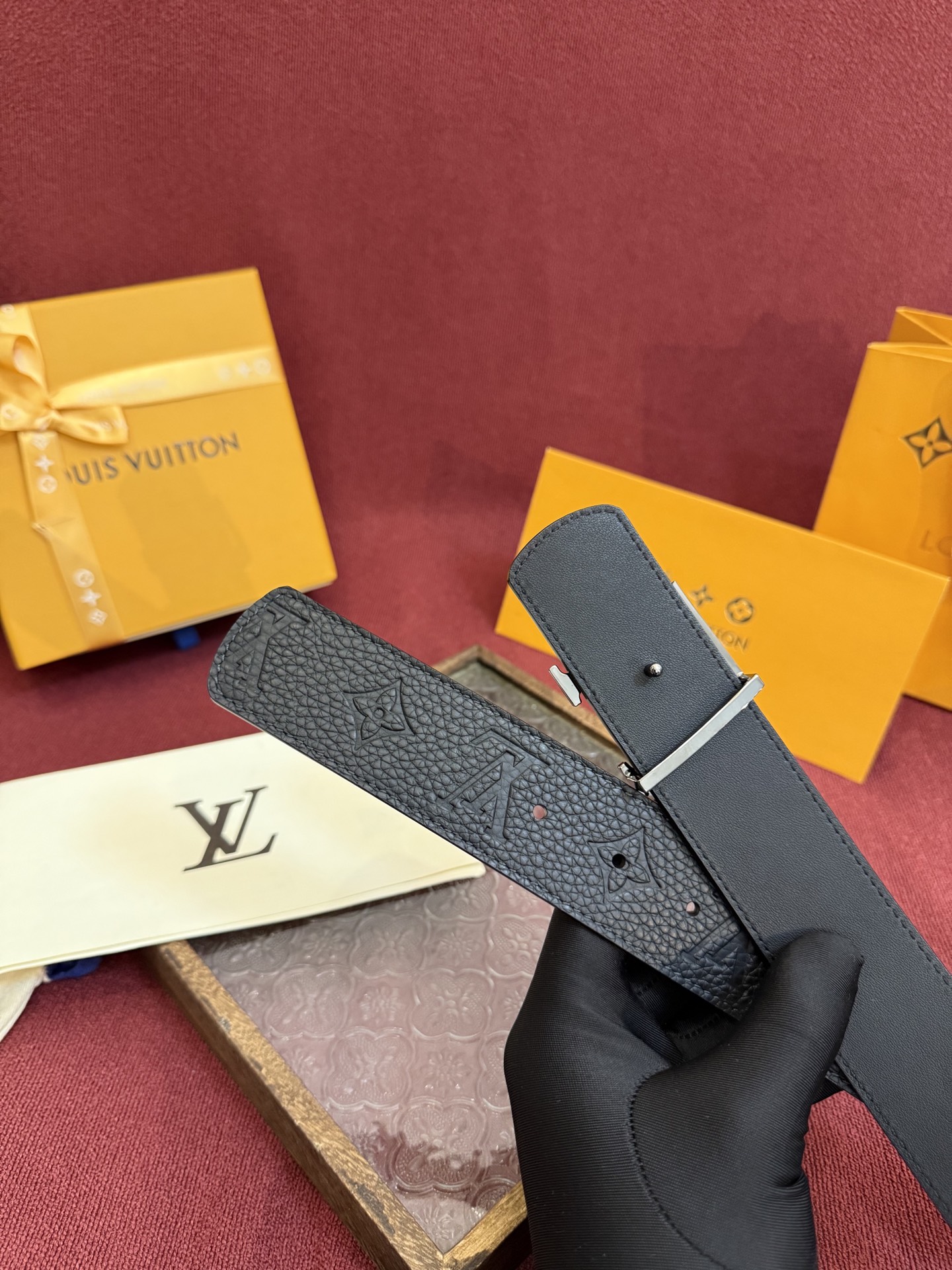 LV Dimension Drift 双面腰带以路易威登的经典元素挥洒街头型格。Monogram 图案一