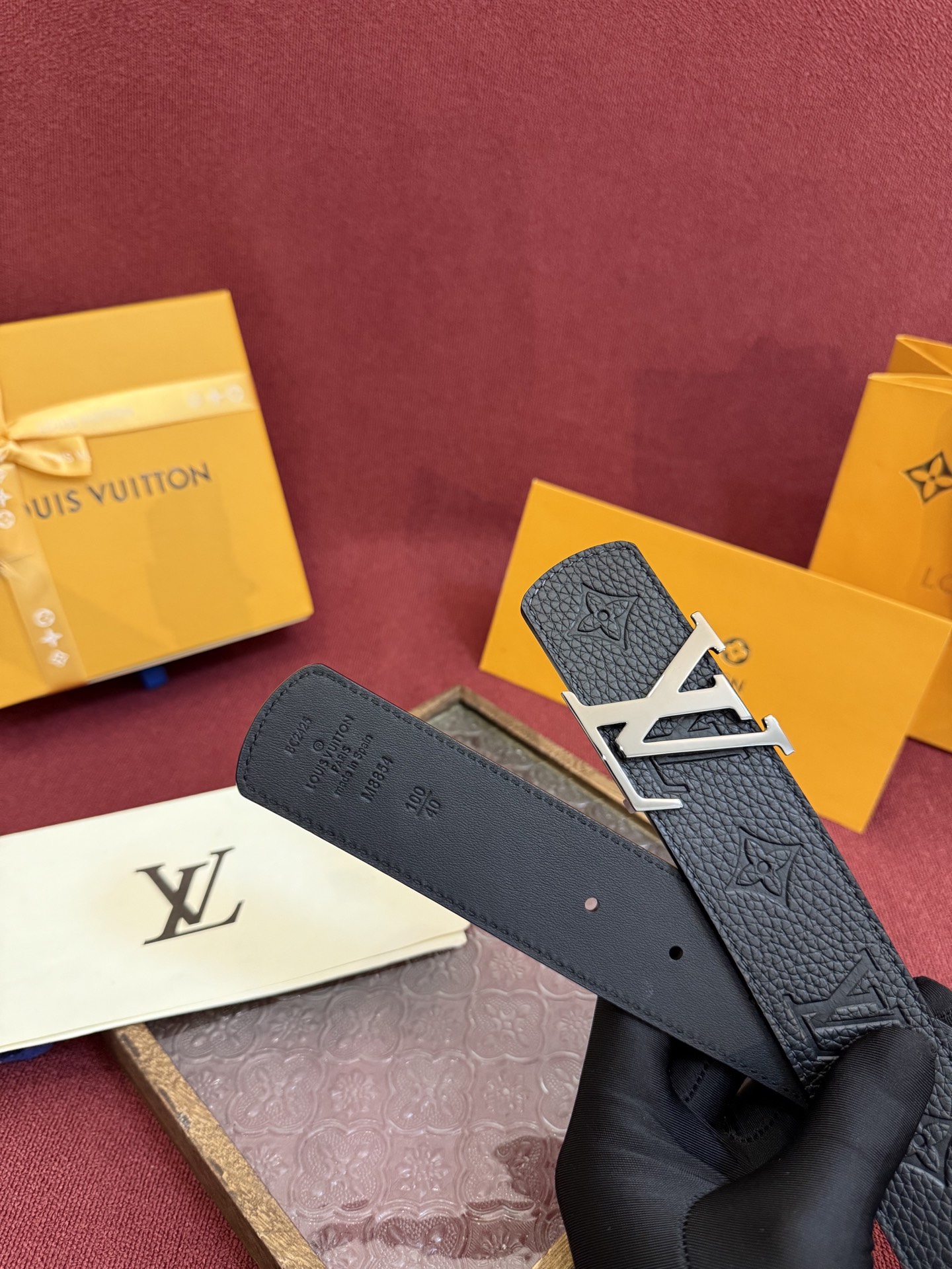 LV Dimension Drift 双面腰带以路易威登的经典元素挥洒街头型格。Monogram 图案一