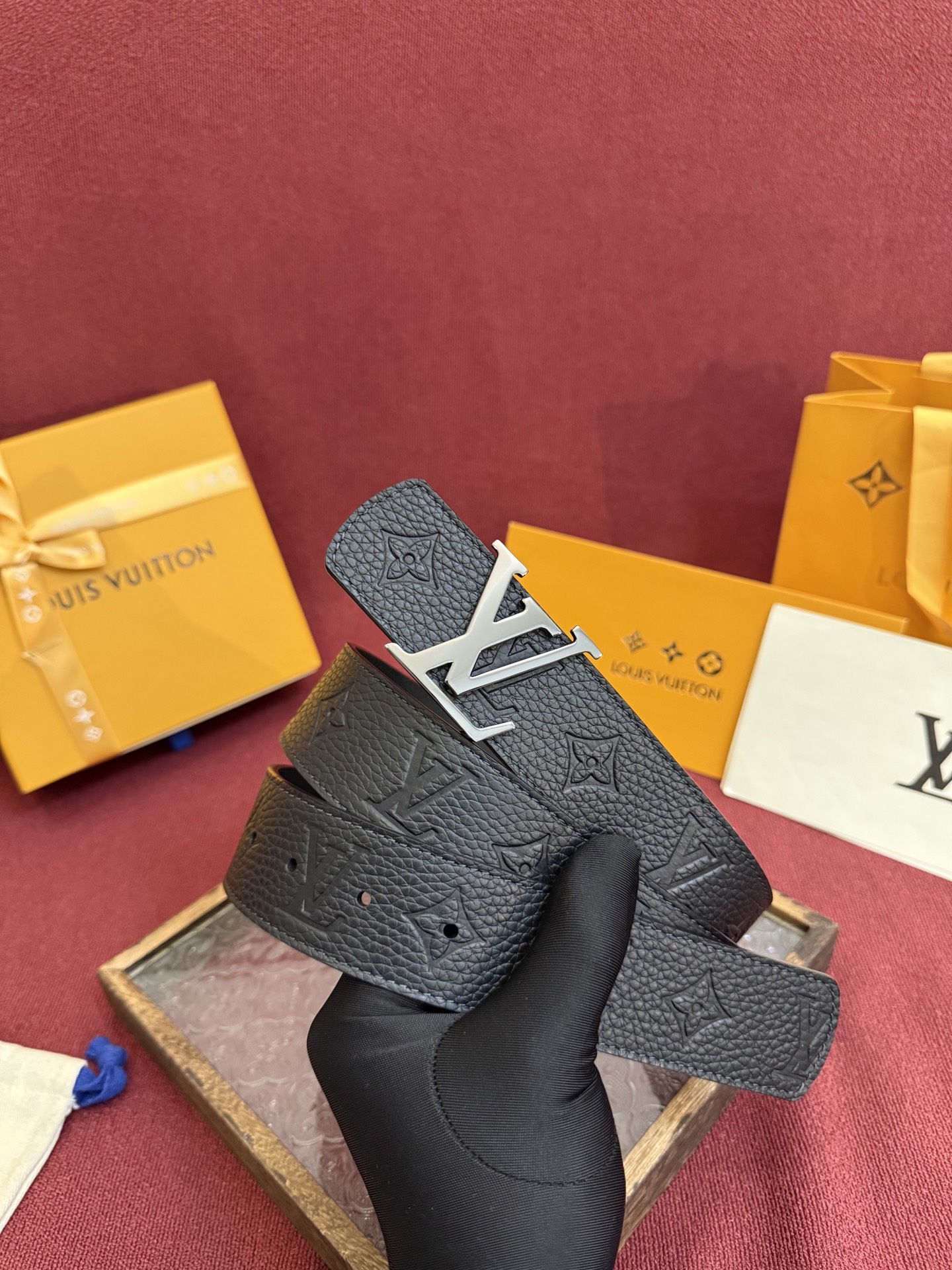 LV Dimension Drift 双面腰带以路易威登的经典元素挥洒街头型格。Monogram 图案一