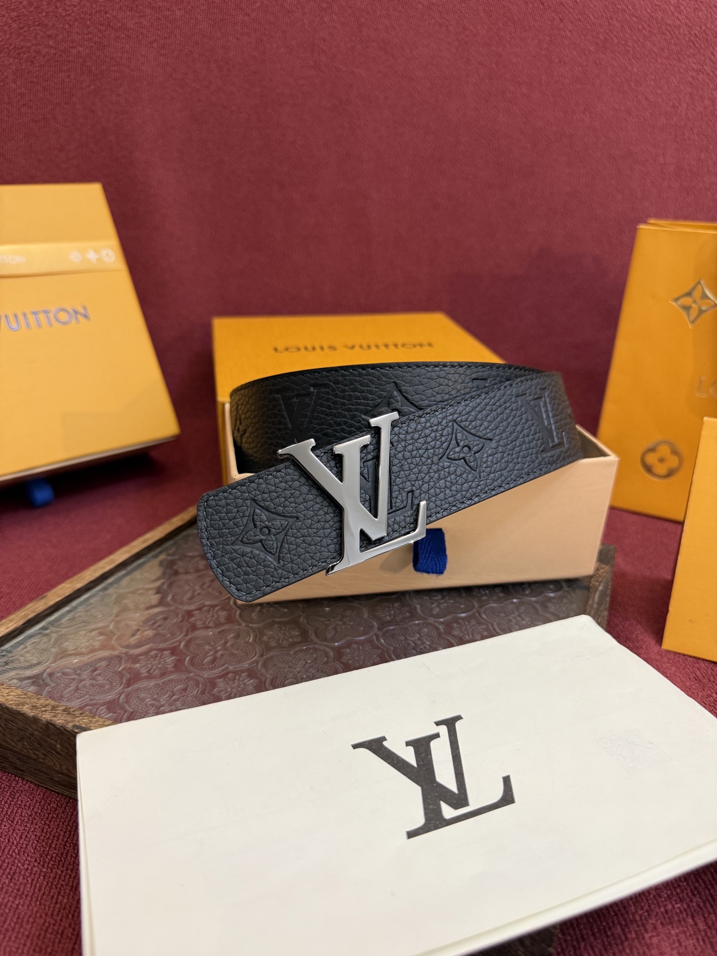 LV Dimension Drift 双面腰带以路易威登的经典元素挥洒街头型格。Monogram 图案一