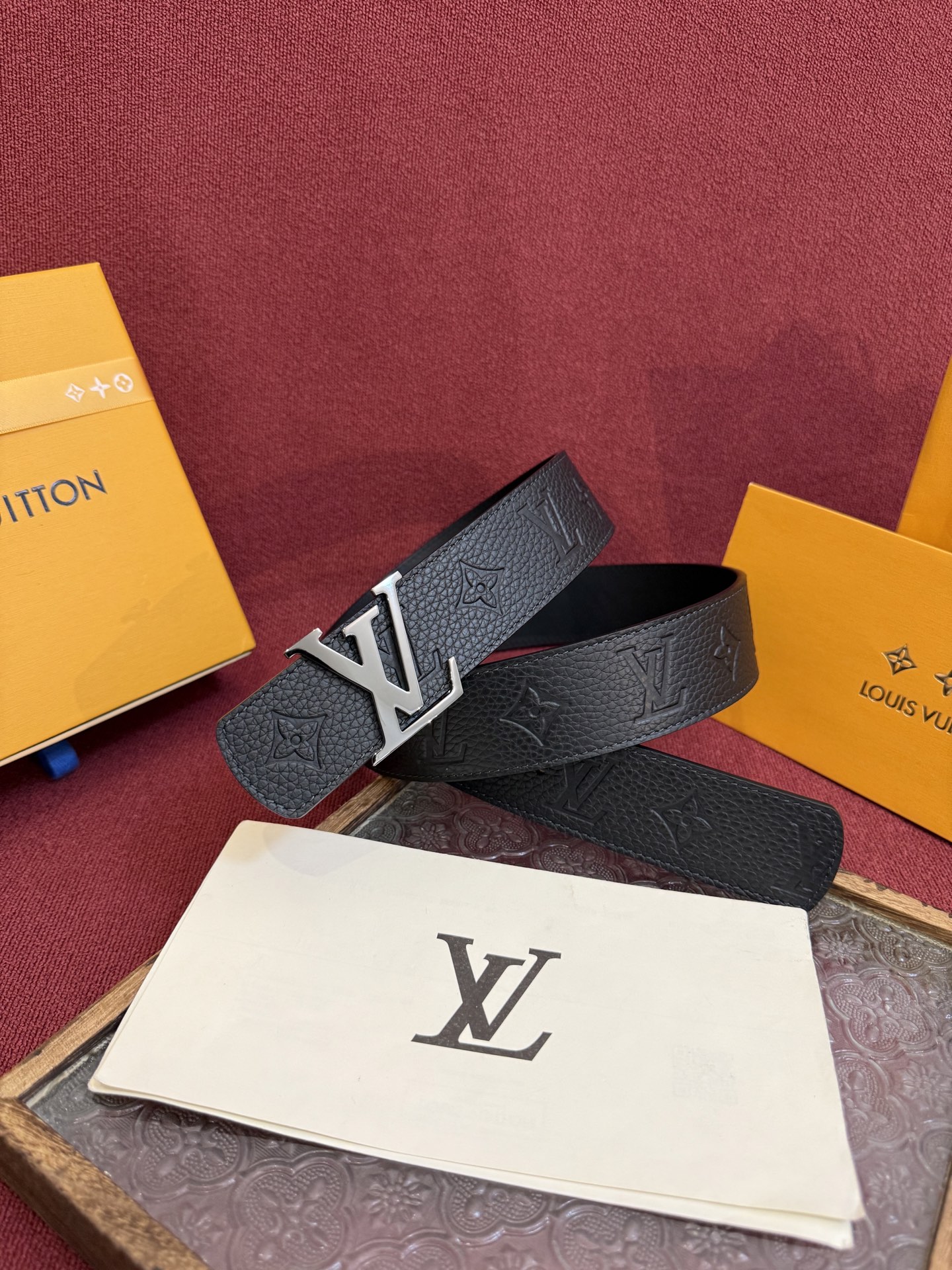 LV Dimension Drift 双面腰带以路易威登的经典元素挥洒街头型格。Monogram 图案一