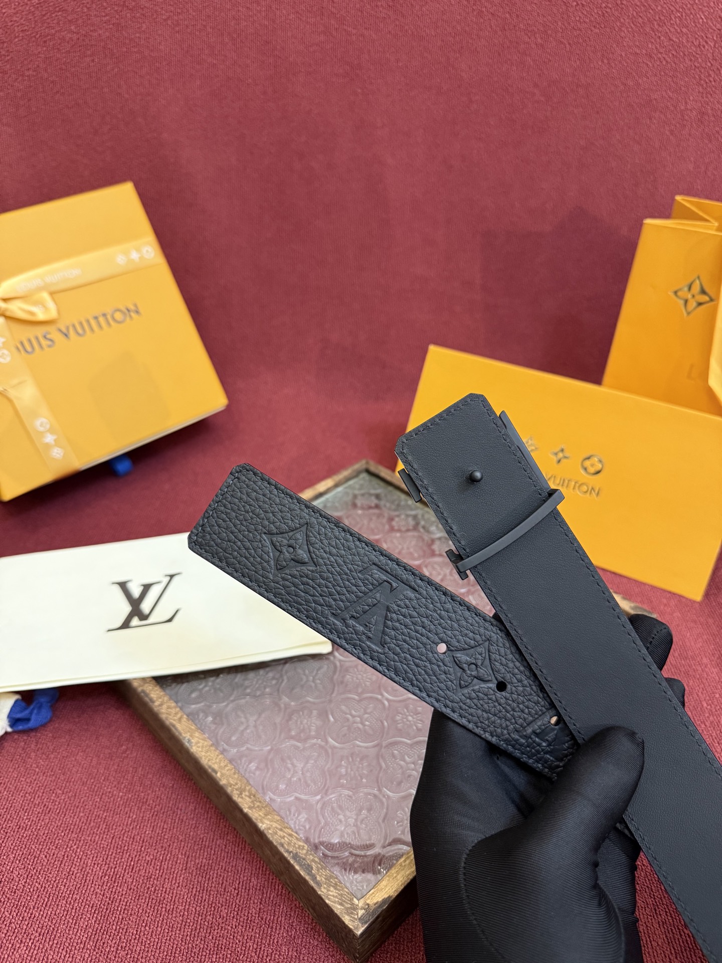 LV Dimension Drift 双面腰带以路易威登的经典元素挥洒街头型格。Monogram 图案一