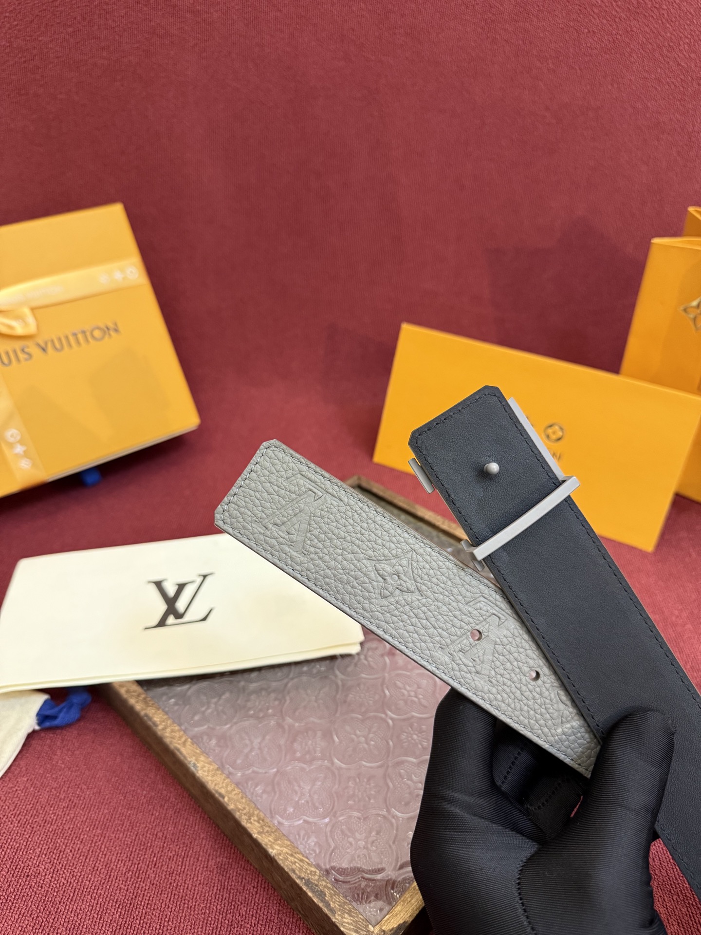 LV Dimension Drift 双面腰带以路易威登的经典元素挥洒街头型格。Monogram 图案一