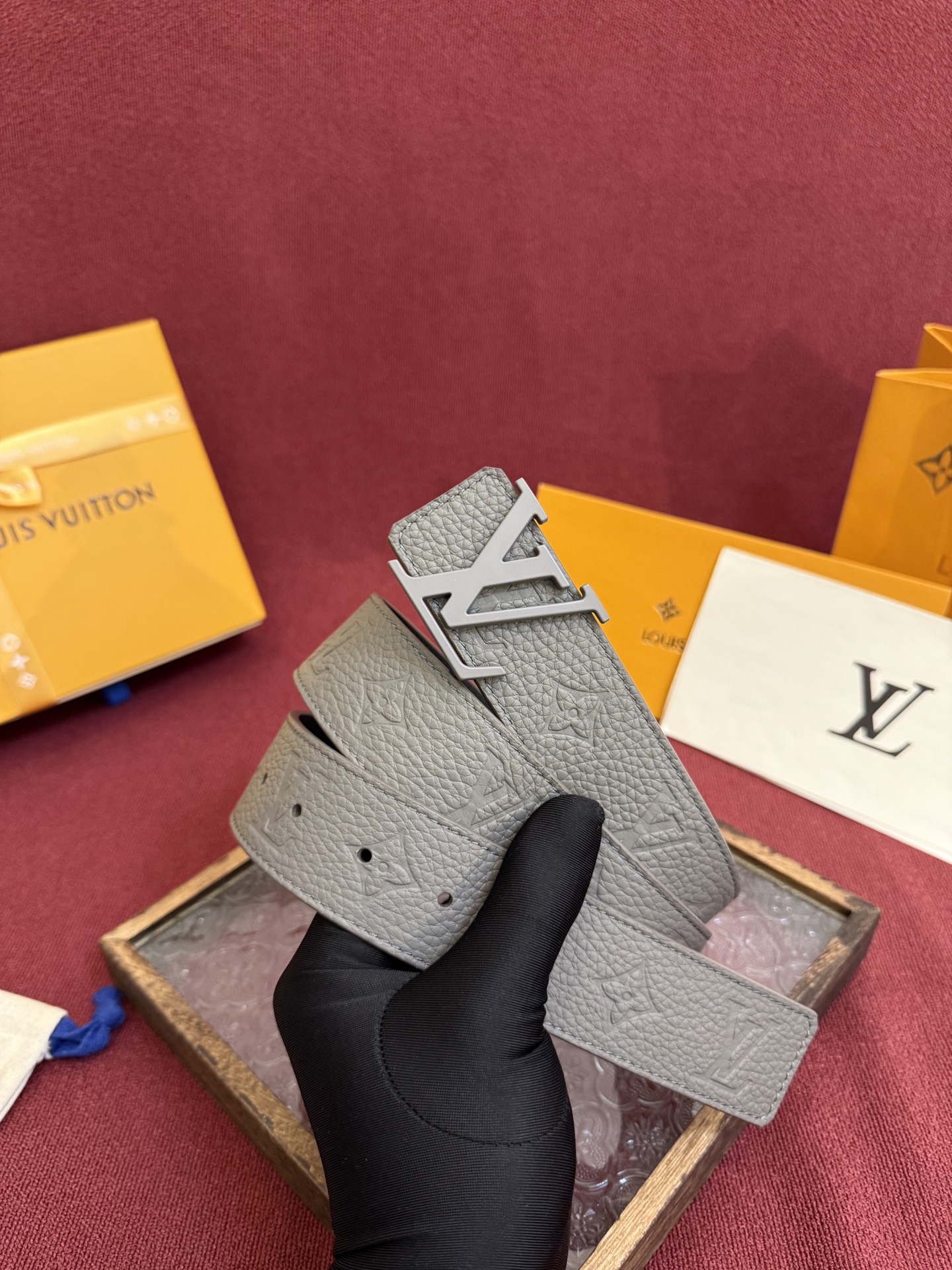 LV Dimension Drift 双面腰带以路易威登的经典元素挥洒街头型格。Monogram 图案一