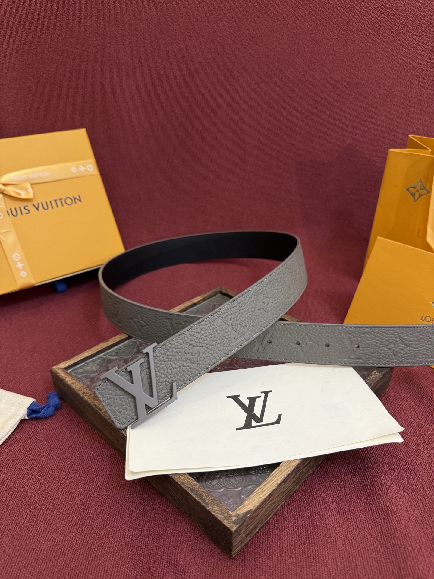 LV Dimension Drift 双面腰带以路易威登的经典元素挥洒街头型格。Monogram 图案一