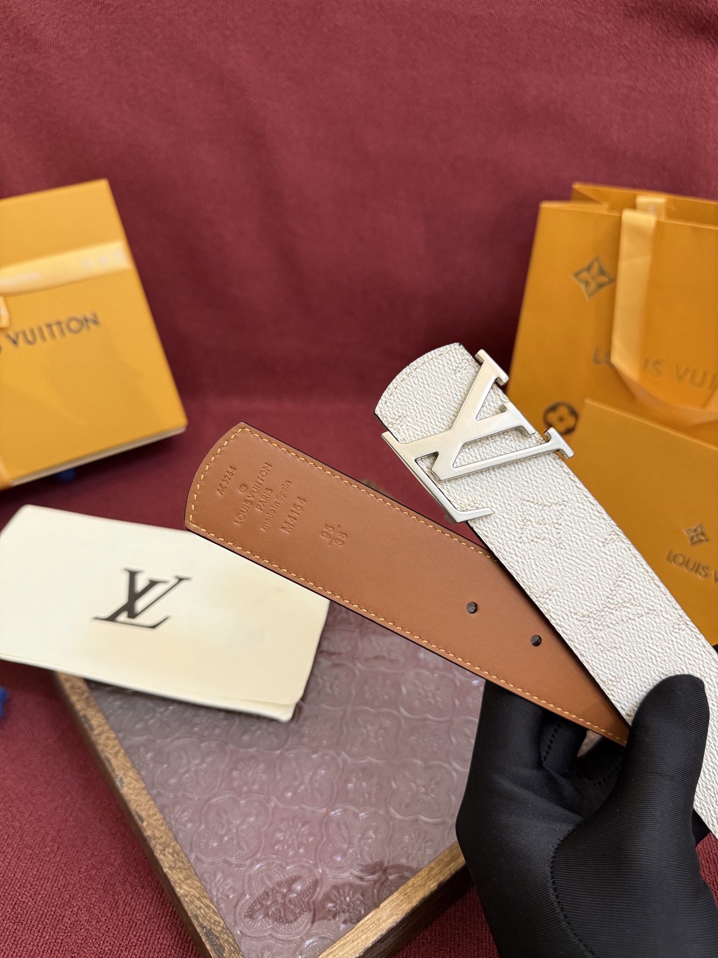 LV Dimension 4.0双面腰带将经典格调引入新颖尺幅设计。皮革压印 LV 字母和 Monogr