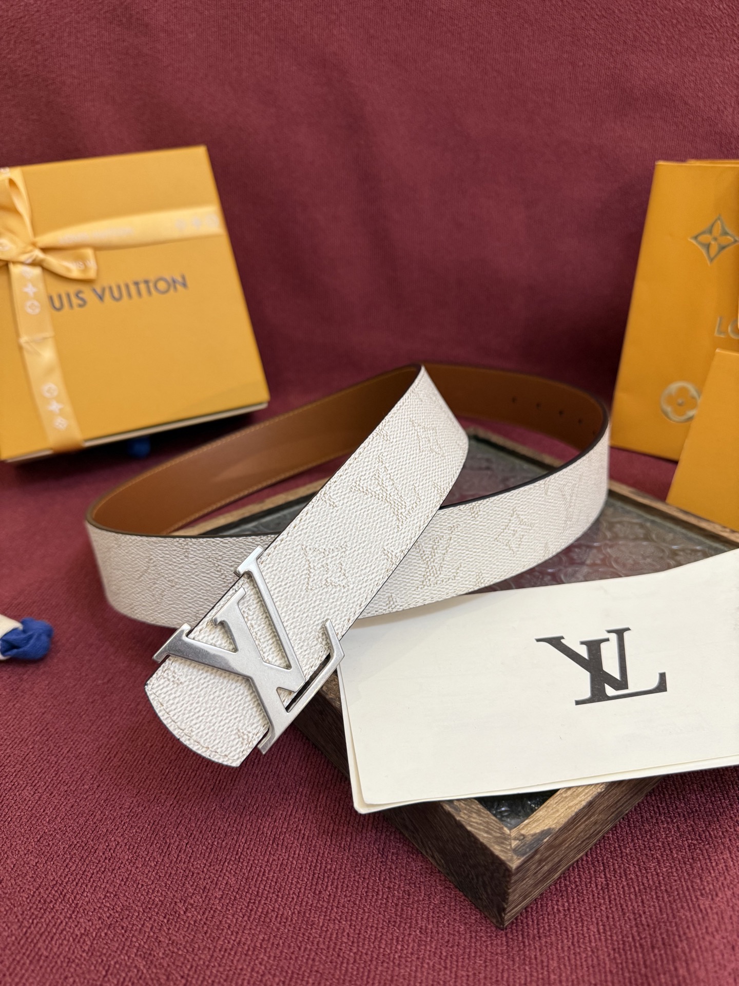 LV Dimension 4.0双面腰带将经典格调引入新颖尺幅设计。皮革压印 LV 字母和 Monogr