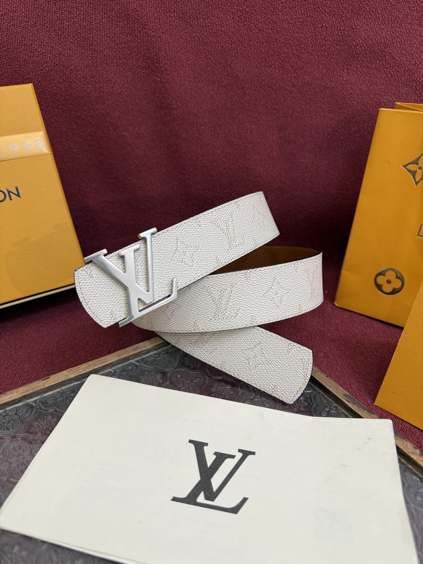 LV Dimension 4.0双面腰带将经典格调引入新颖尺幅设计。皮革压印 LV 字母和 Monogr