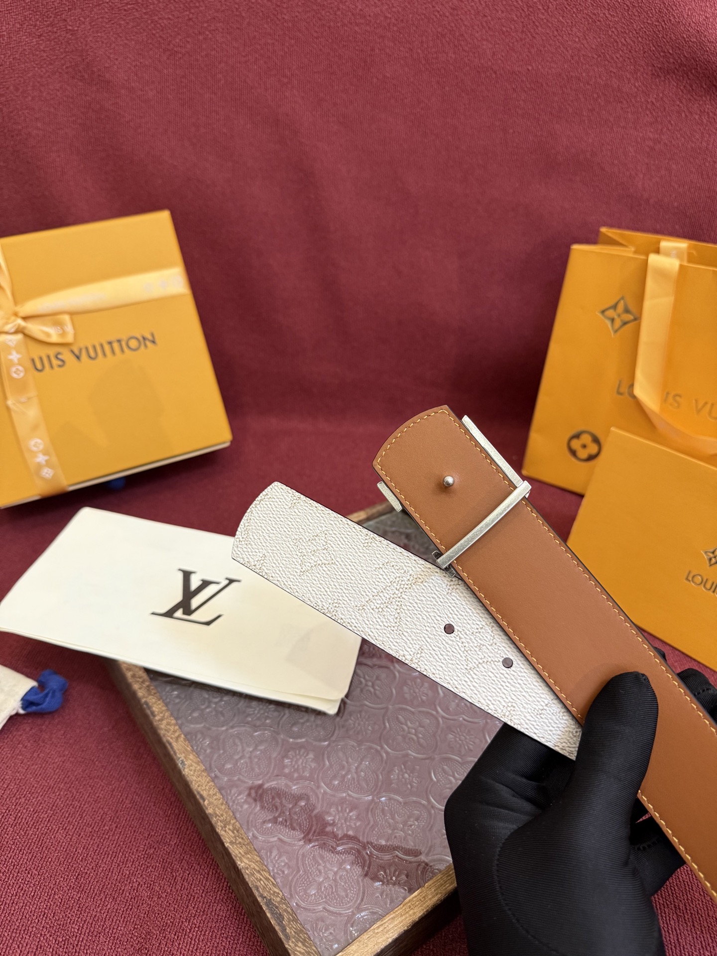 LV Dimension 4.0双面腰带将经典格调引入新颖尺幅设计。皮革压印 LV 字母和 Monogr