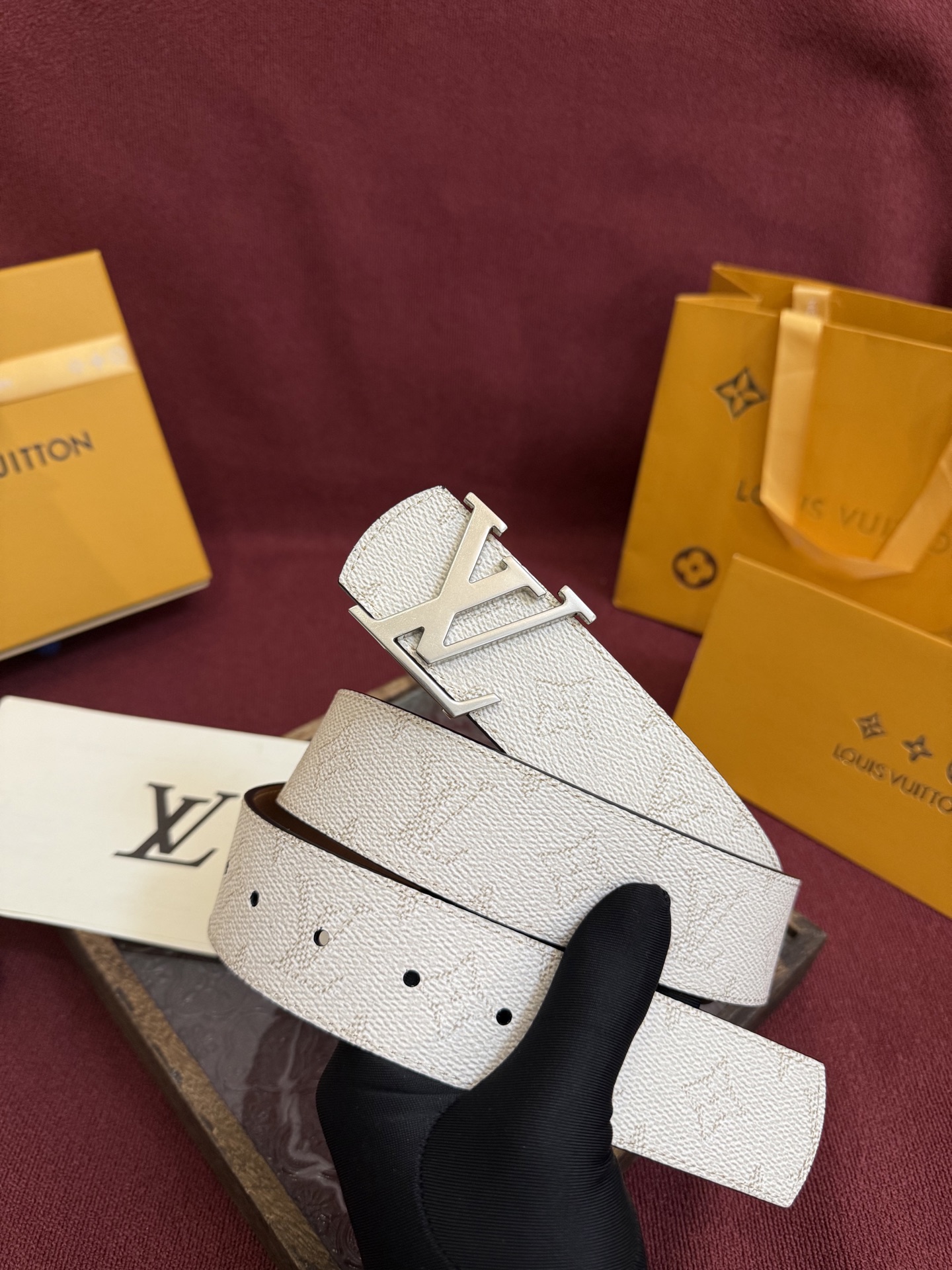 LV Dimension 4.0双面腰带将经典格调引入新颖尺幅设计。皮革压印 LV 字母和 Monogr