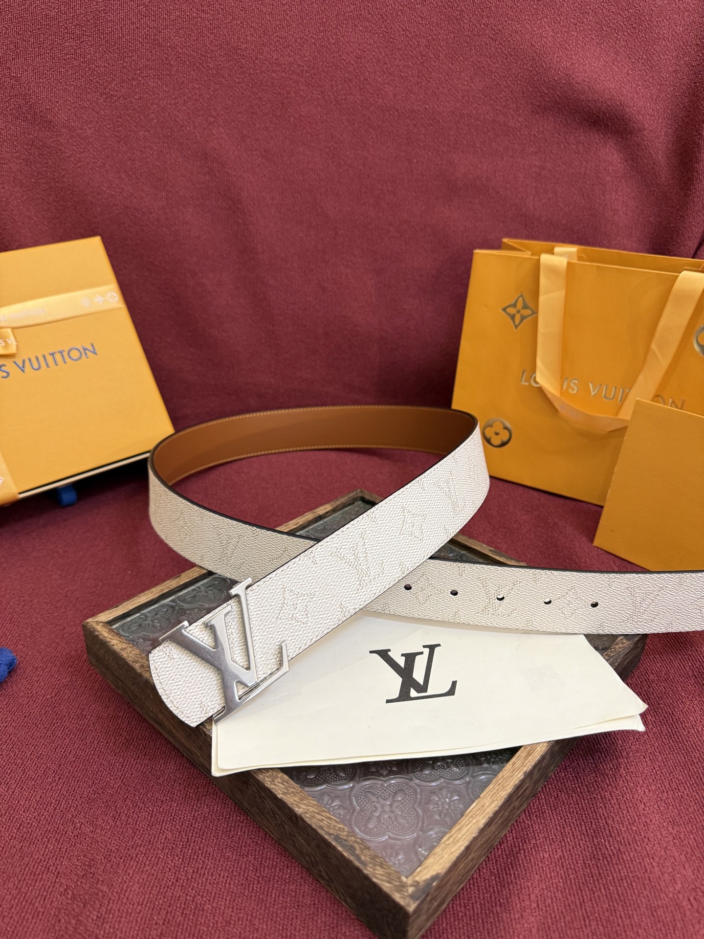 LV Dimension 4.0双面腰带将经典格调引入新颖尺幅设计。皮革压印 LV 字母和 Monogr