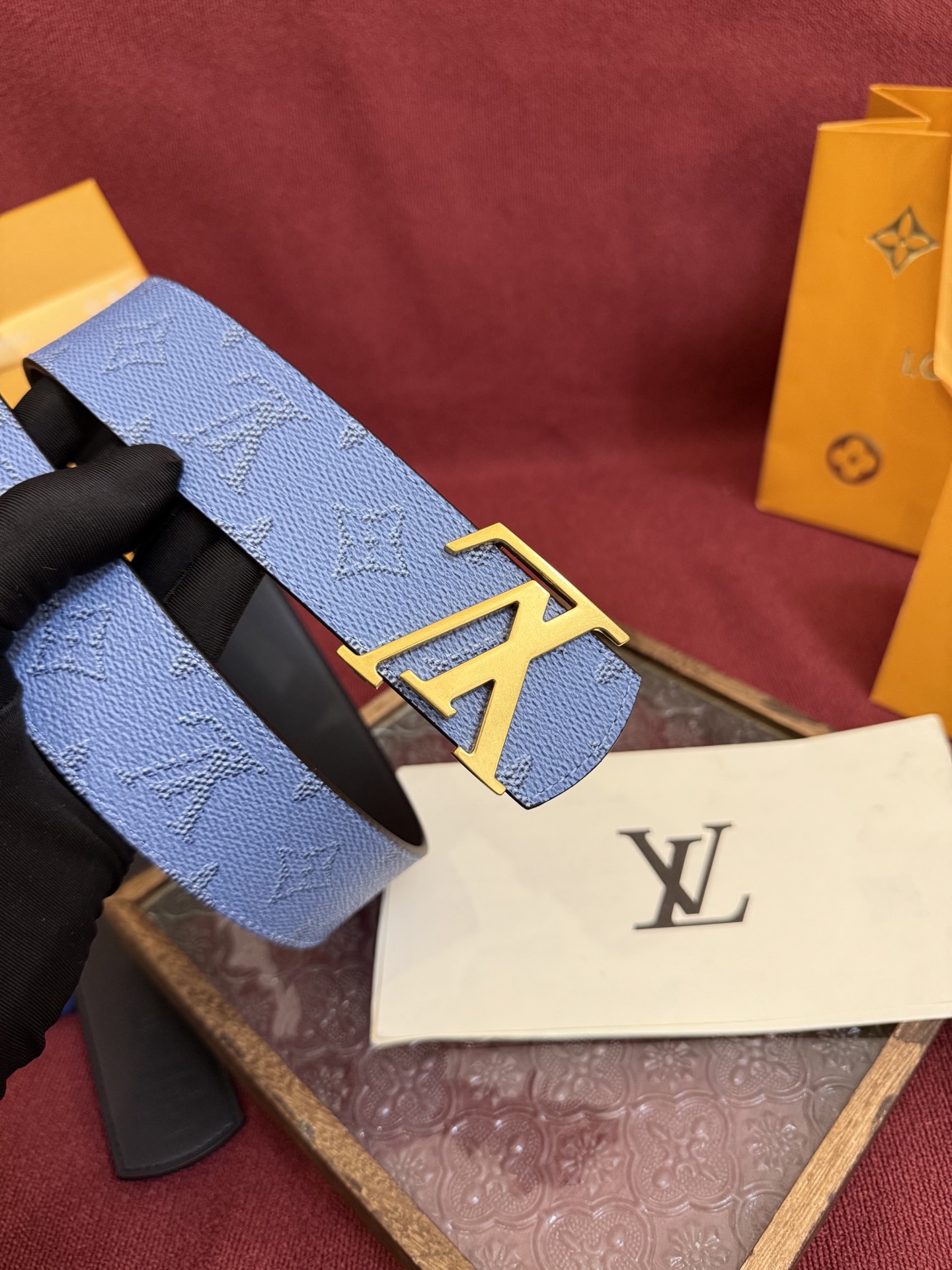 LV Dimension 4.0双面腰带将经典格调引入新颖尺幅设计。皮革压印 LV 字母和 Monogr