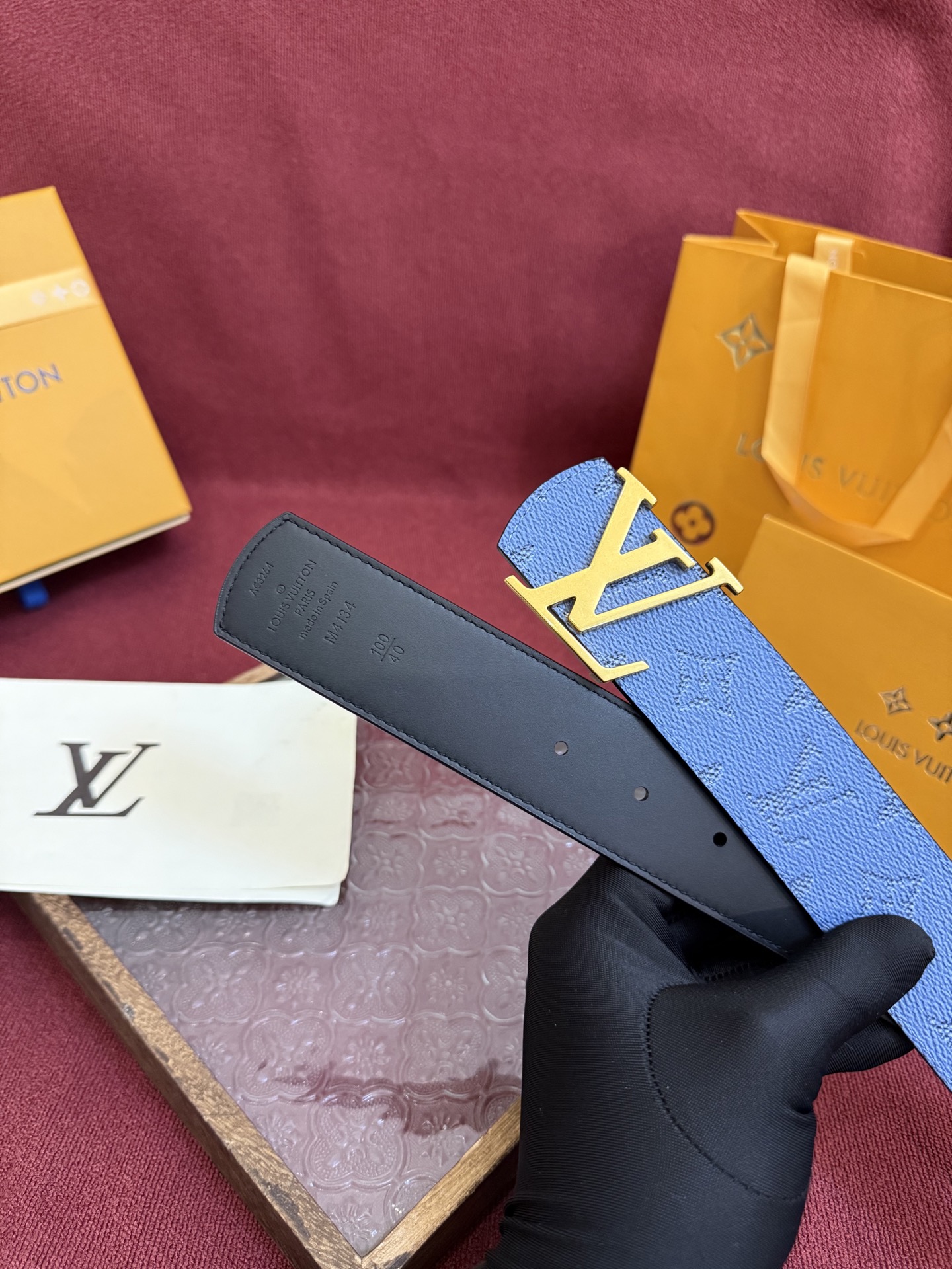 LV Dimension 4.0双面腰带将经典格调引入新颖尺幅设计。皮革压印 LV 字母和 Monogr