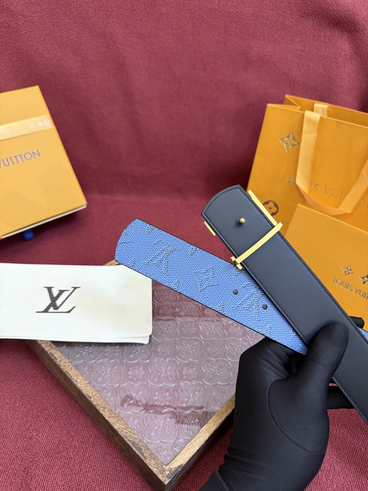 LV Dimension 4.0双面腰带将经典格调引入新颖尺幅设计。皮革压印 LV 字母和 Monogr