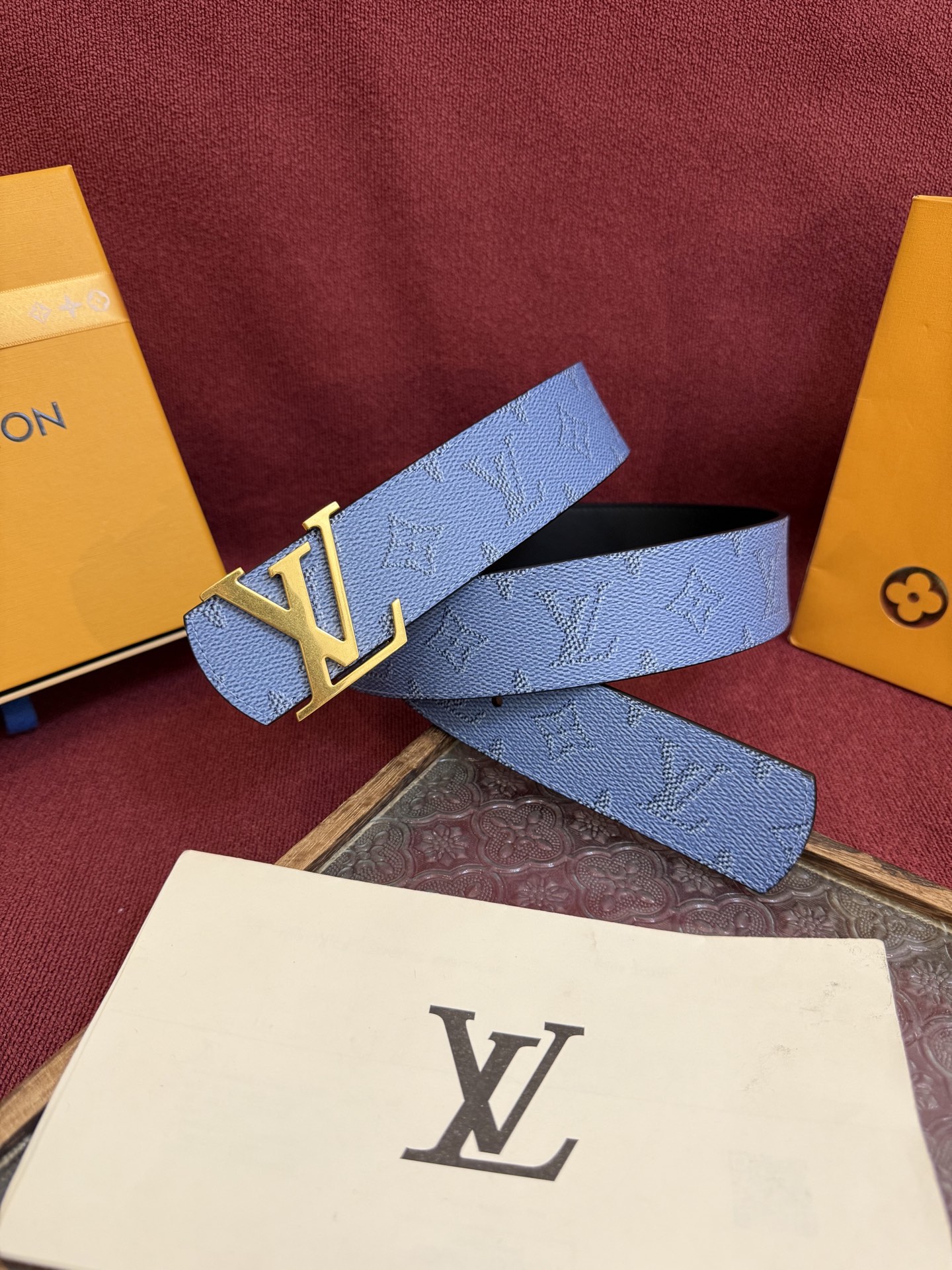 LV Dimension 4.0双面腰带将经典格调引入新颖尺幅设计。皮革压印 LV 字母和 Monogr