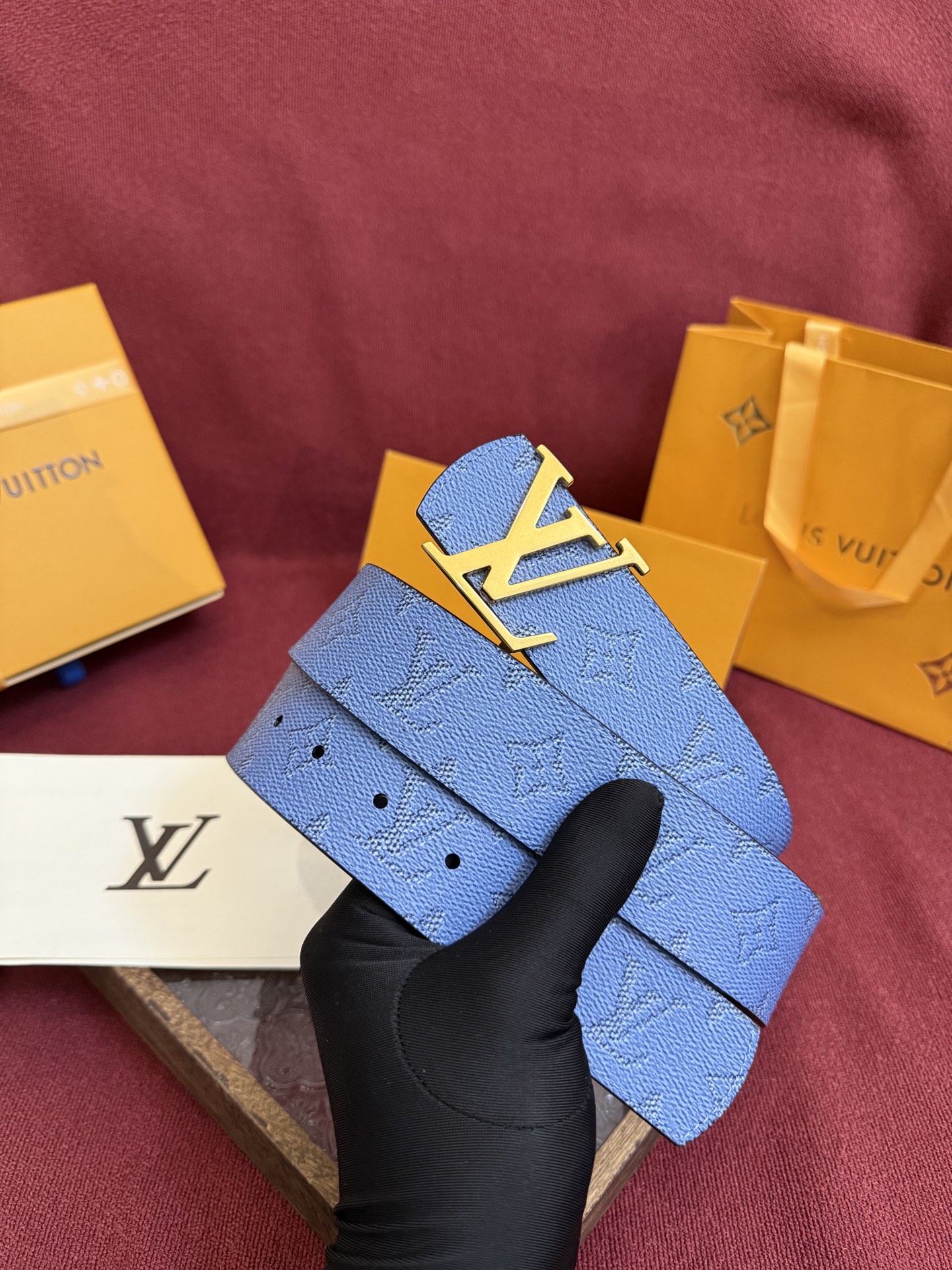 LV Dimension 4.0双面腰带将经典格调引入新颖尺幅设计。皮革压印 LV 字母和 Monogr