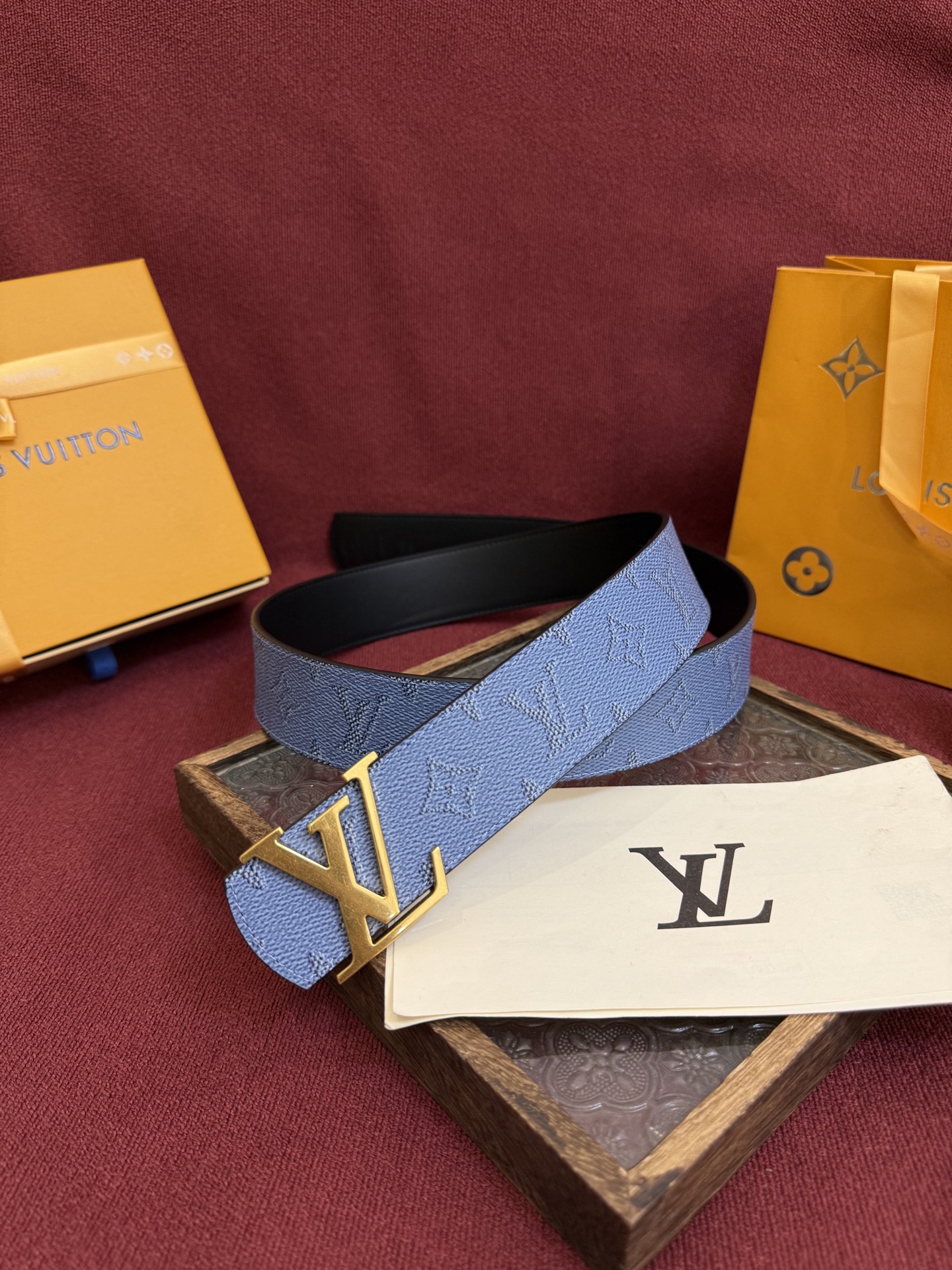 LV Dimension 4.0双面腰带将经典格调引入新颖尺幅设计。皮革压印 LV 字母和 Monogr