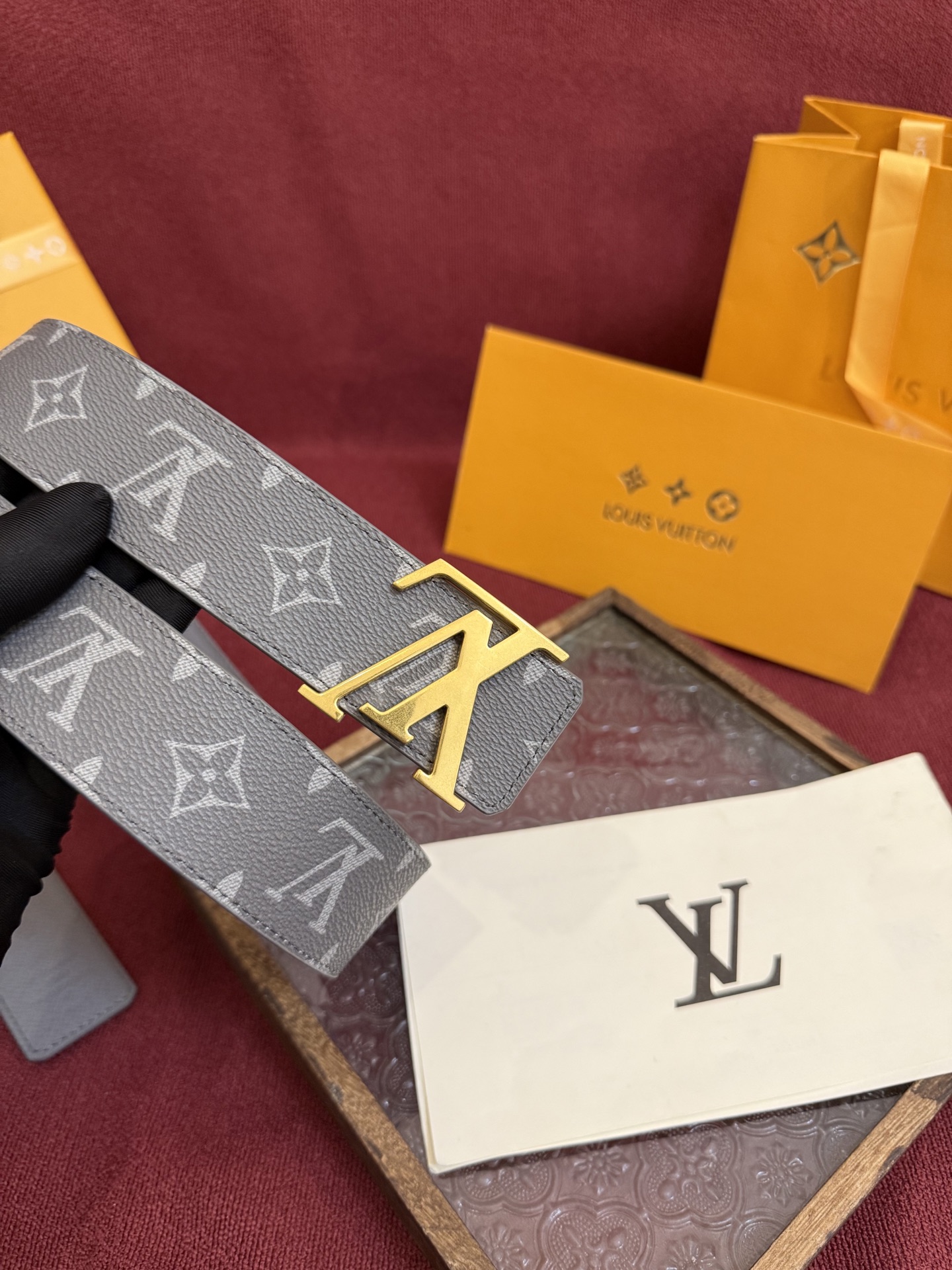 LV Dimension 4.0双面腰带将经典格调引入新颖尺幅设计。皮革压印 LV 字母和 Monogr
