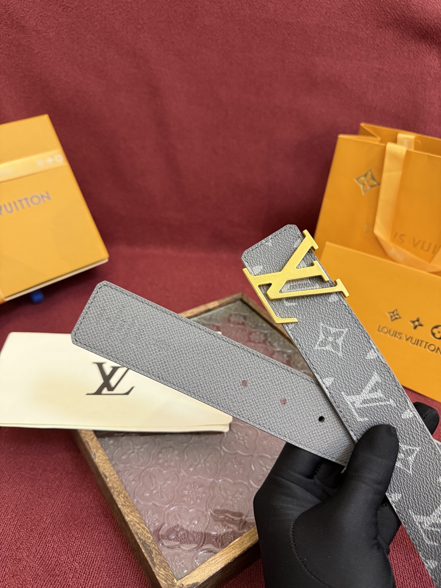 LV Dimension 4.0双面腰带将经典格调引入新颖尺幅设计。皮革压印 LV 字母和 Monogr