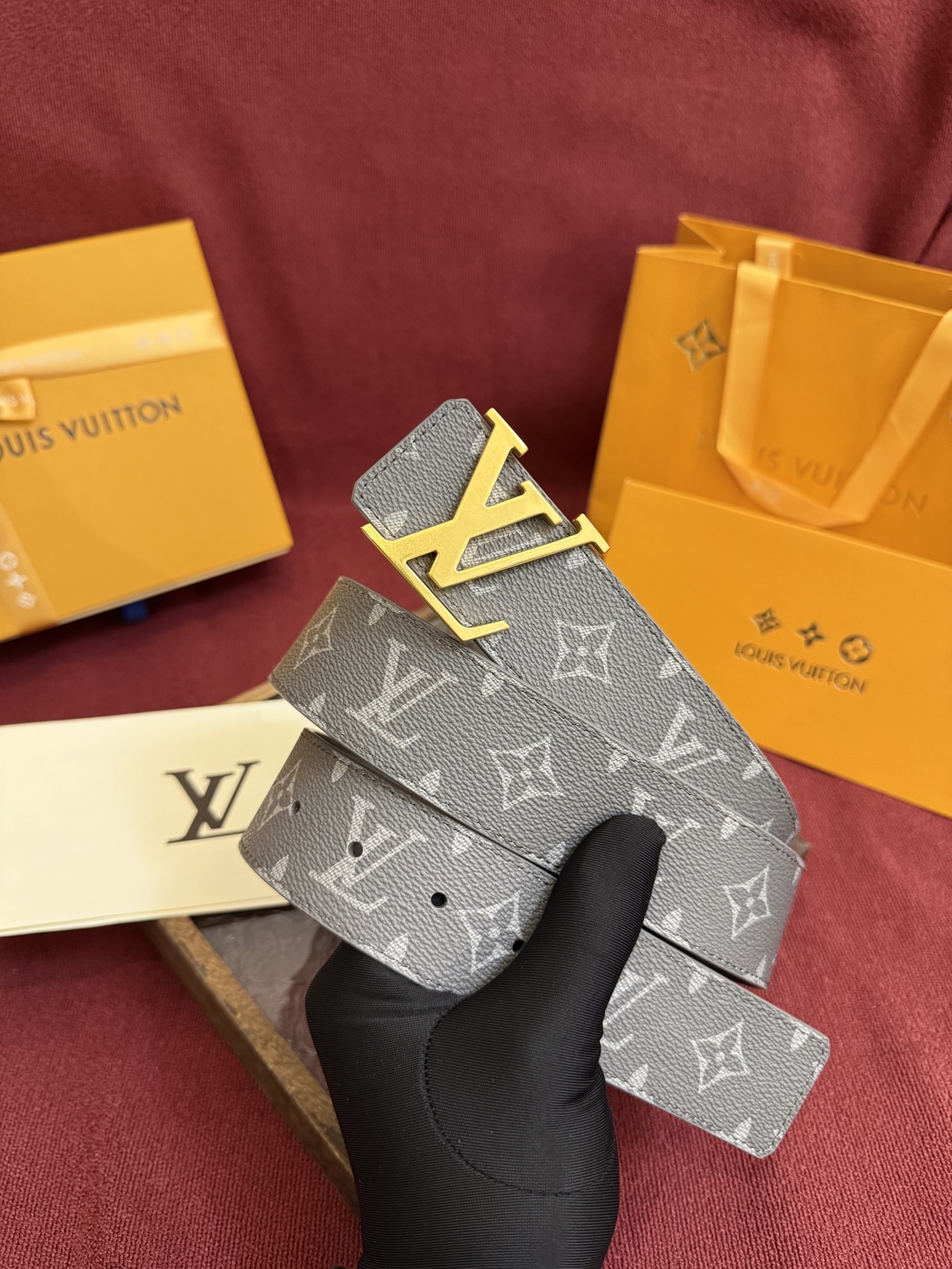 LV Dimension 4.0双面腰带将经典格调引入新颖尺幅设计。皮革压印 LV 字母和 Monogr
