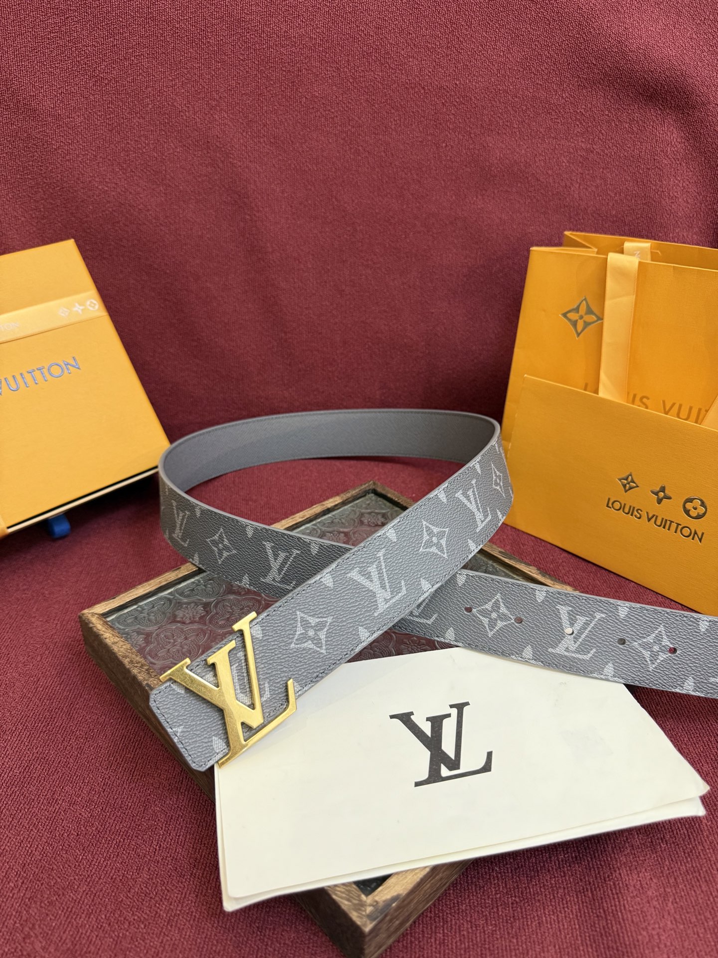 LV Dimension 4.0双面腰带将经典格调引入新颖尺幅设计。皮革压印 LV 字母和 Monogr