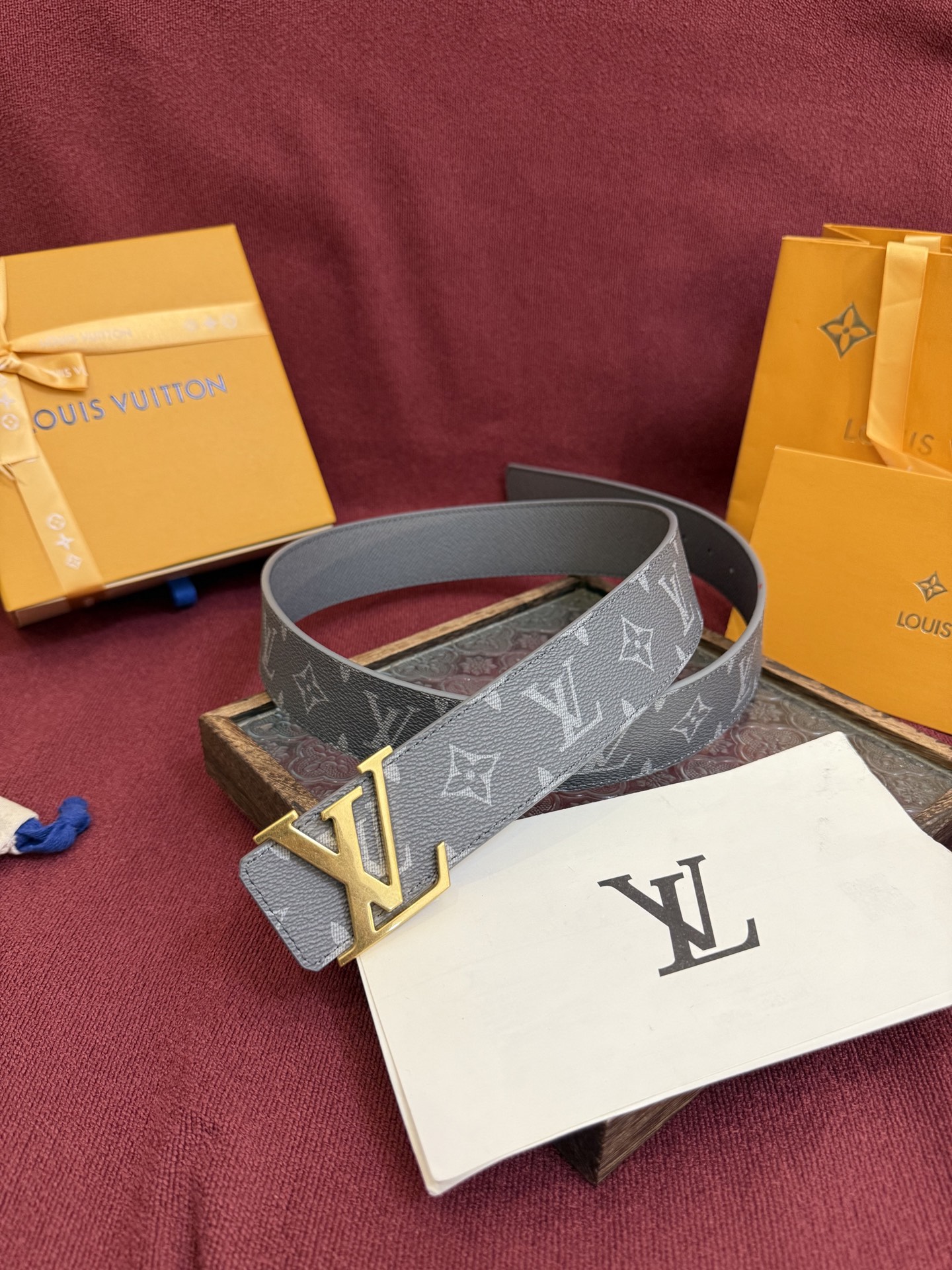 LV Dimension 4.0双面腰带将经典格调引入新颖尺幅设计。皮革压印 LV 字母和 Monogr