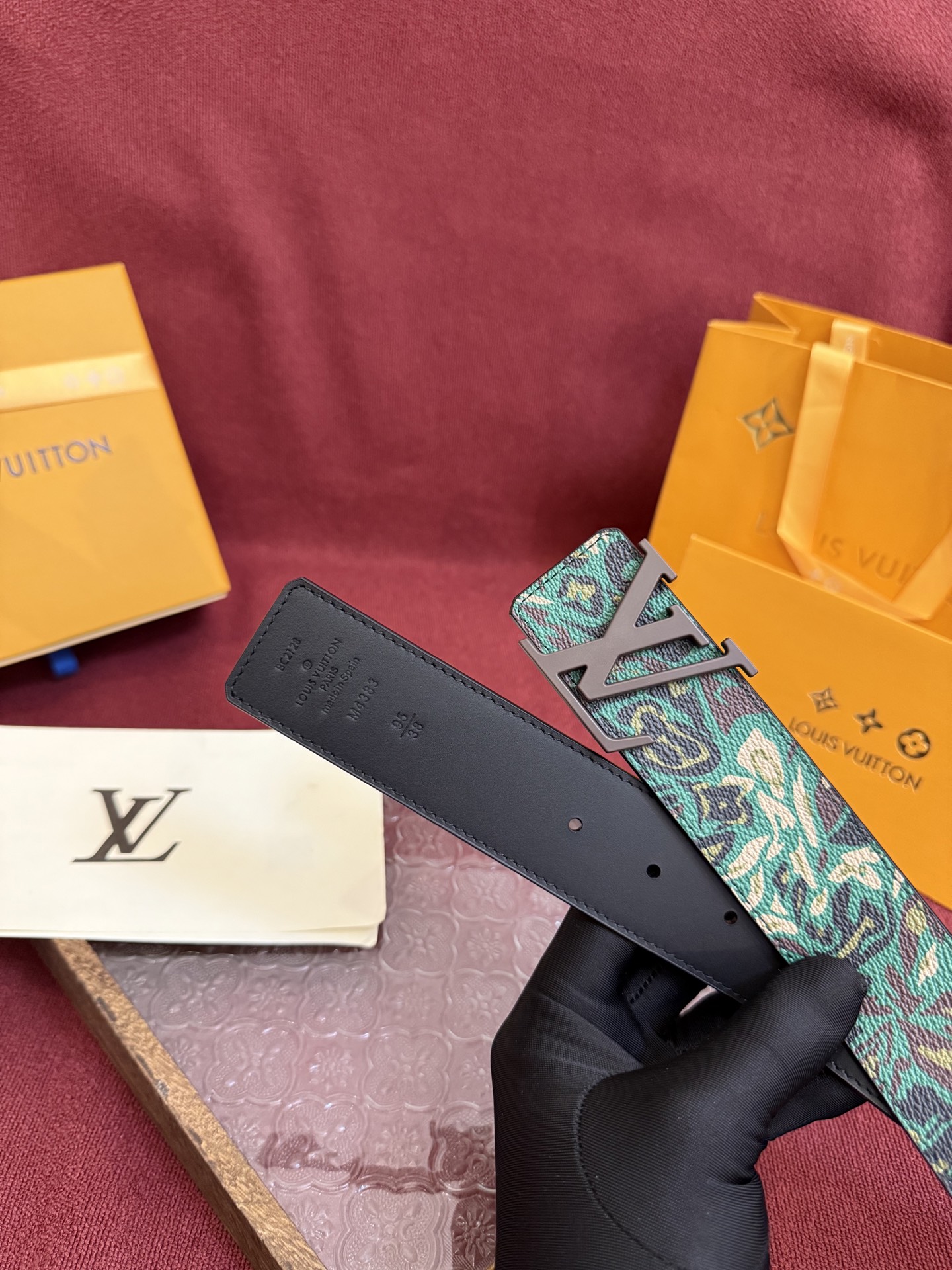 LV Dimension 4.0双面腰带将经典格调引入新颖尺幅设计。皮革压印 LV 字母和 Monogr