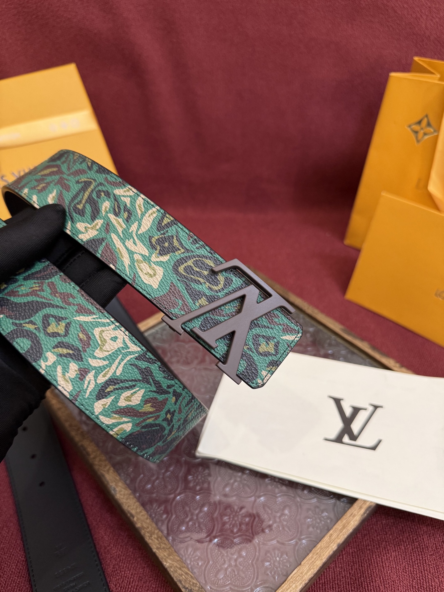 LV Dimension 4.0双面腰带将经典格调引入新颖尺幅设计。皮革压印 LV 字母和 Monogr