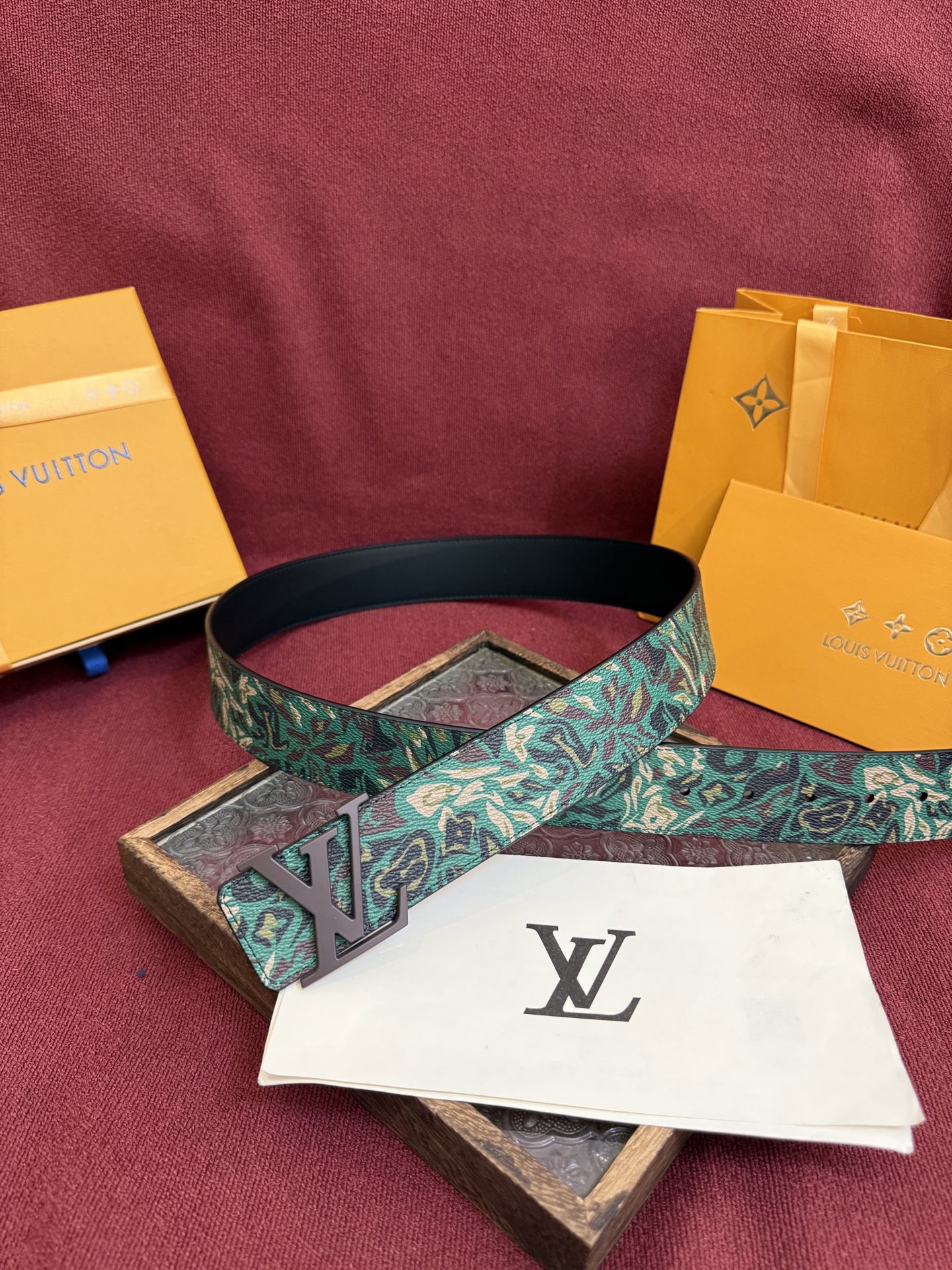 LV Dimension 4.0双面腰带将经典格调引入新颖尺幅设计。皮革压印 LV 字母和 Monogr