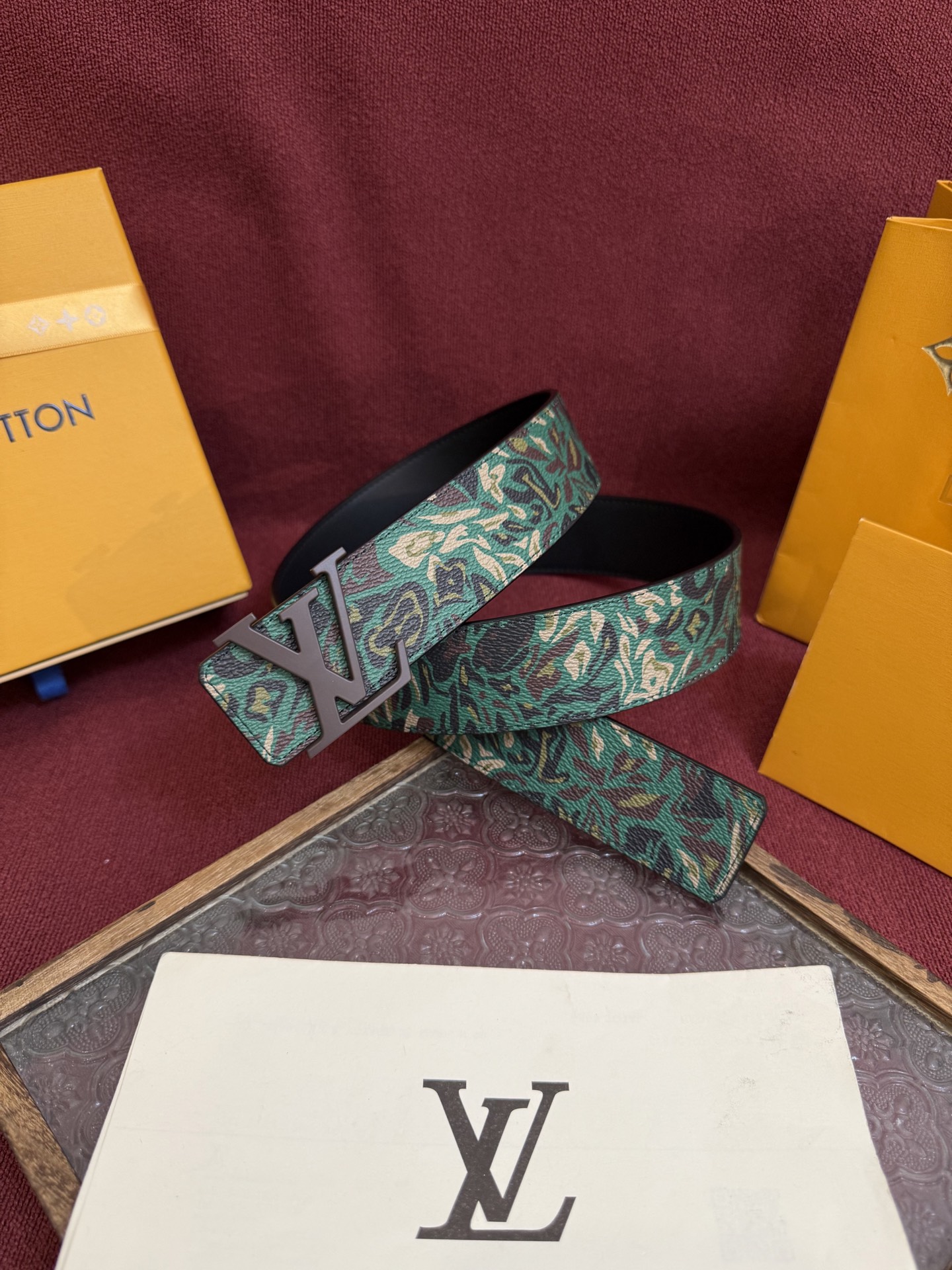 LV Dimension 4.0双面腰带将经典格调引入新颖尺幅设计。皮革压印 LV 字母和 Monogr