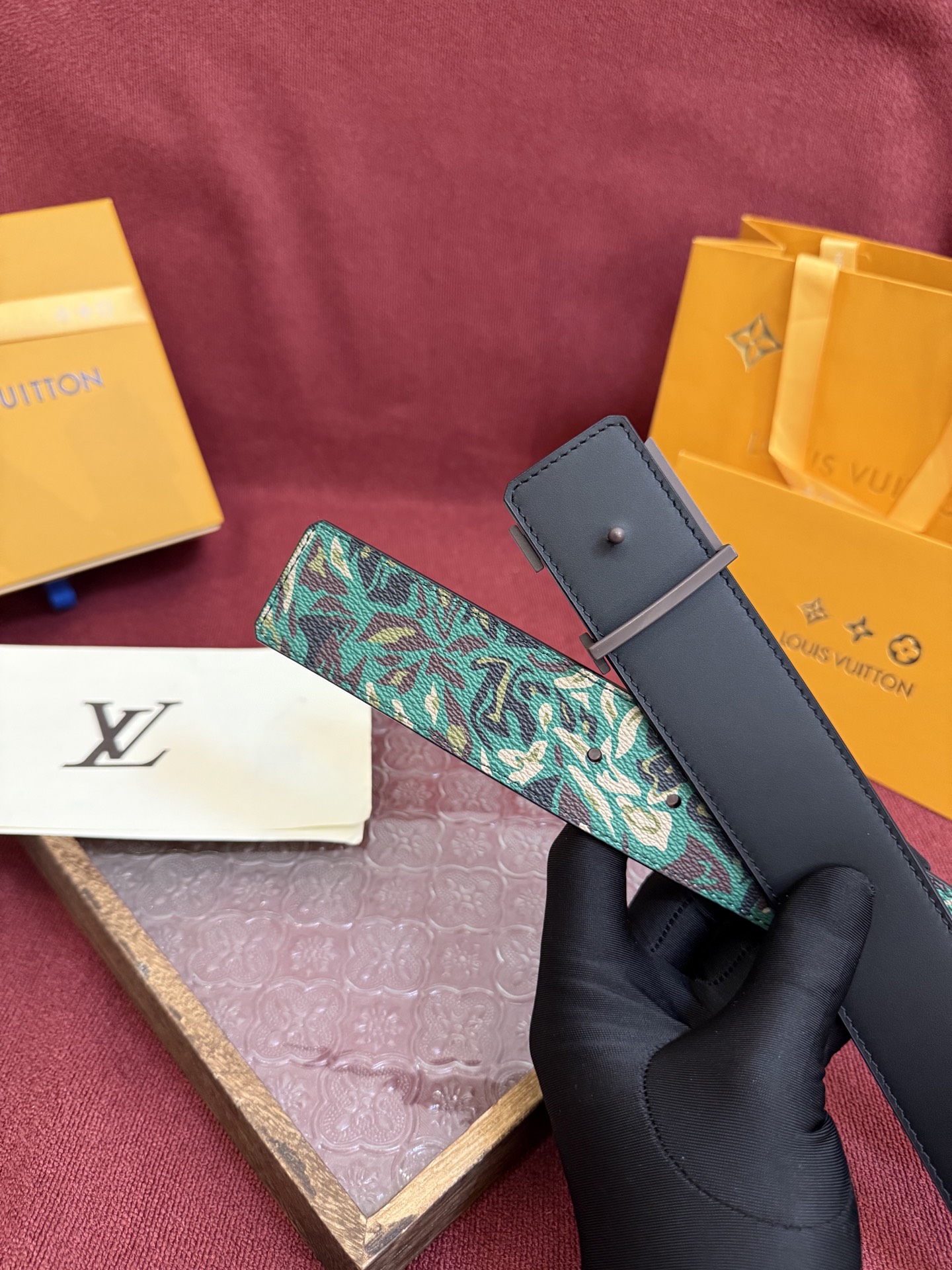 LV Dimension 4.0双面腰带将经典格调引入新颖尺幅设计。皮革压印 LV 字母和 Monogr