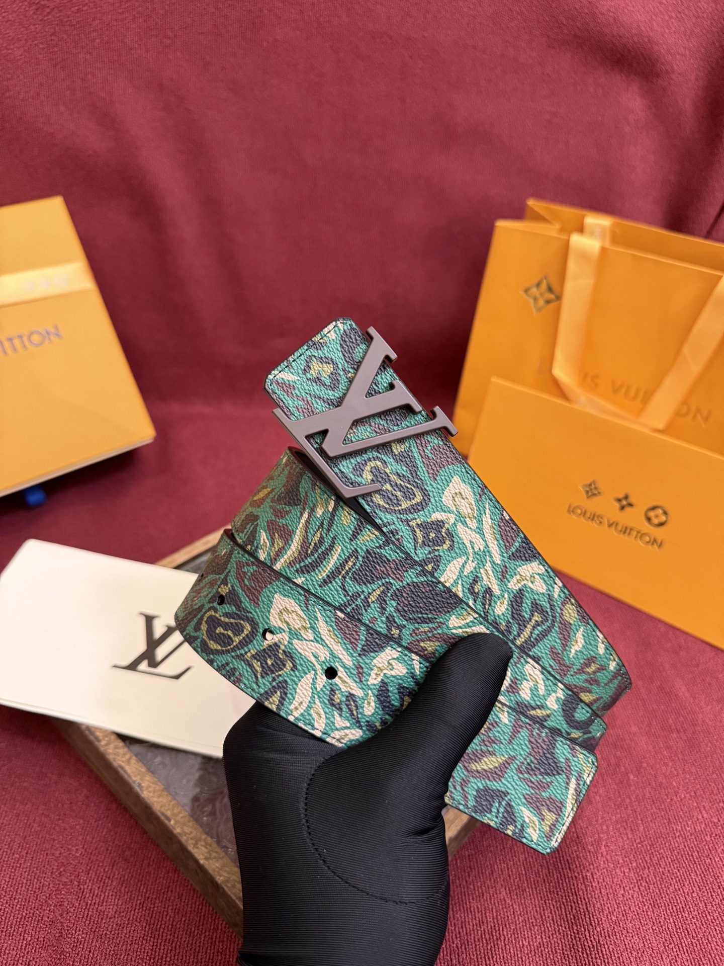 LV Dimension 4.0双面腰带将经典格调引入新颖尺幅设计。皮革压印 LV 字母和 Monogr