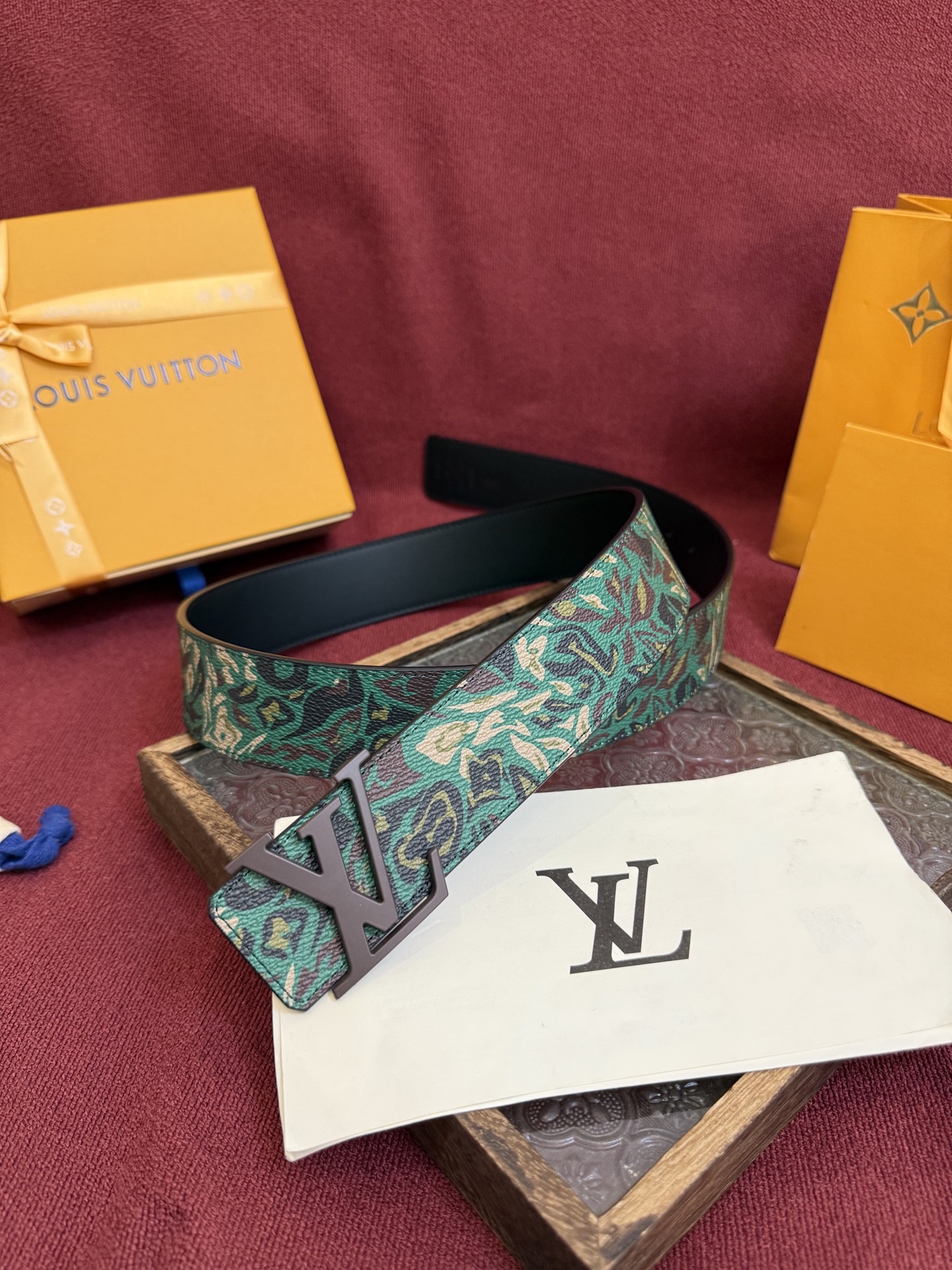 LV Dimension 4.0双面腰带将经典格调引入新颖尺幅设计。皮革压印 LV 字母和 Monogr