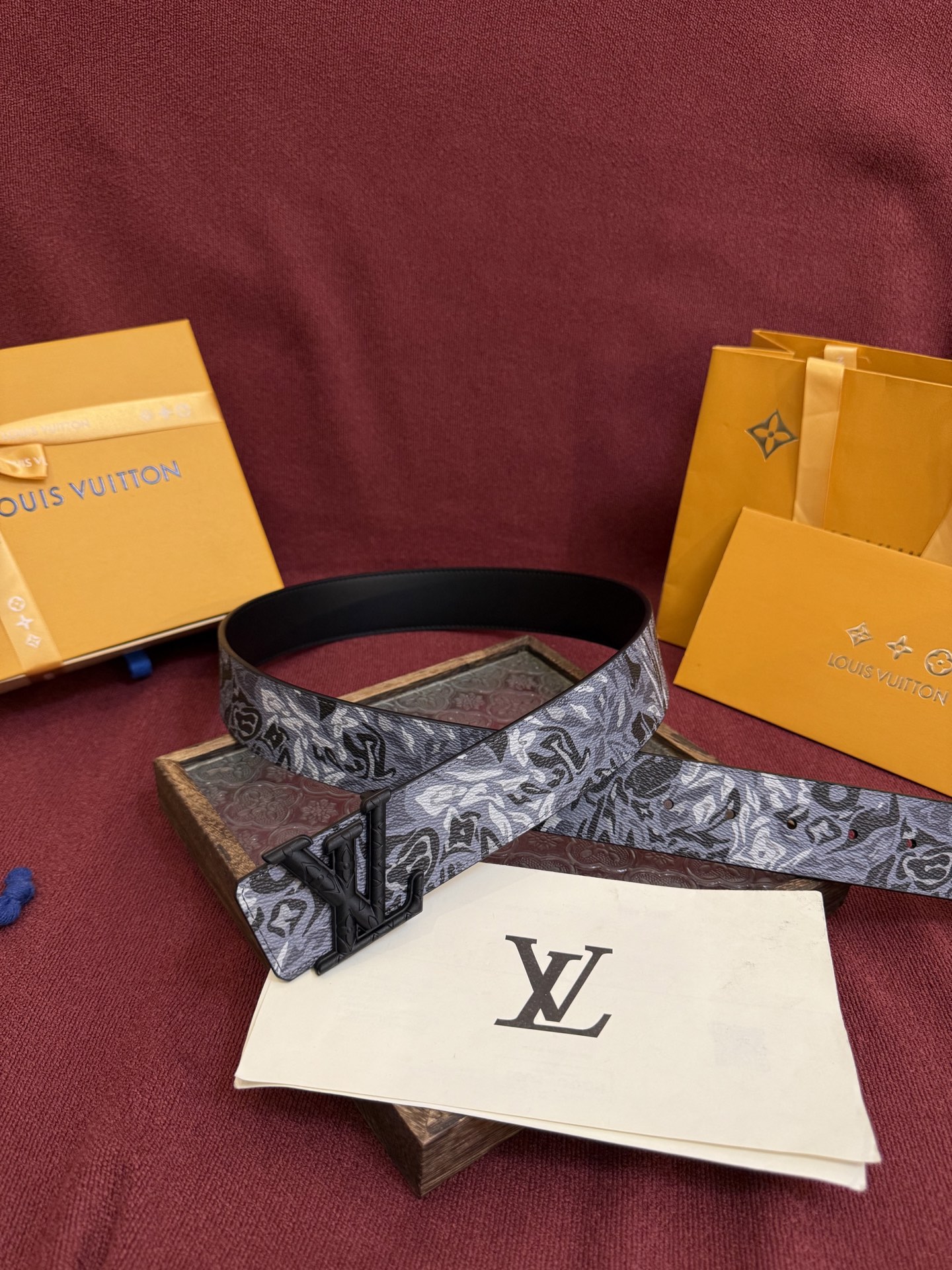 LV Dimension 4.0双面腰带将经典格调引入新颖尺幅设计。皮革压印 LV 字母和 Monogr