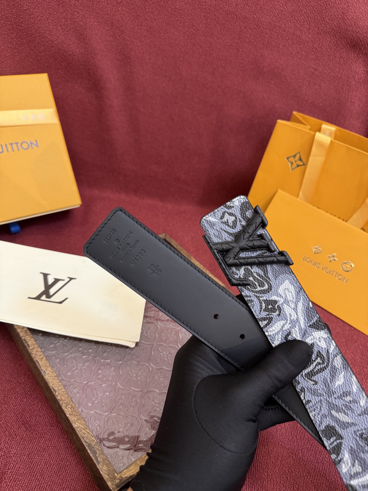 LV Dimension 4.0双面腰带将经典格调引入新颖尺幅设计。皮革压印 LV 字母和 Monogr