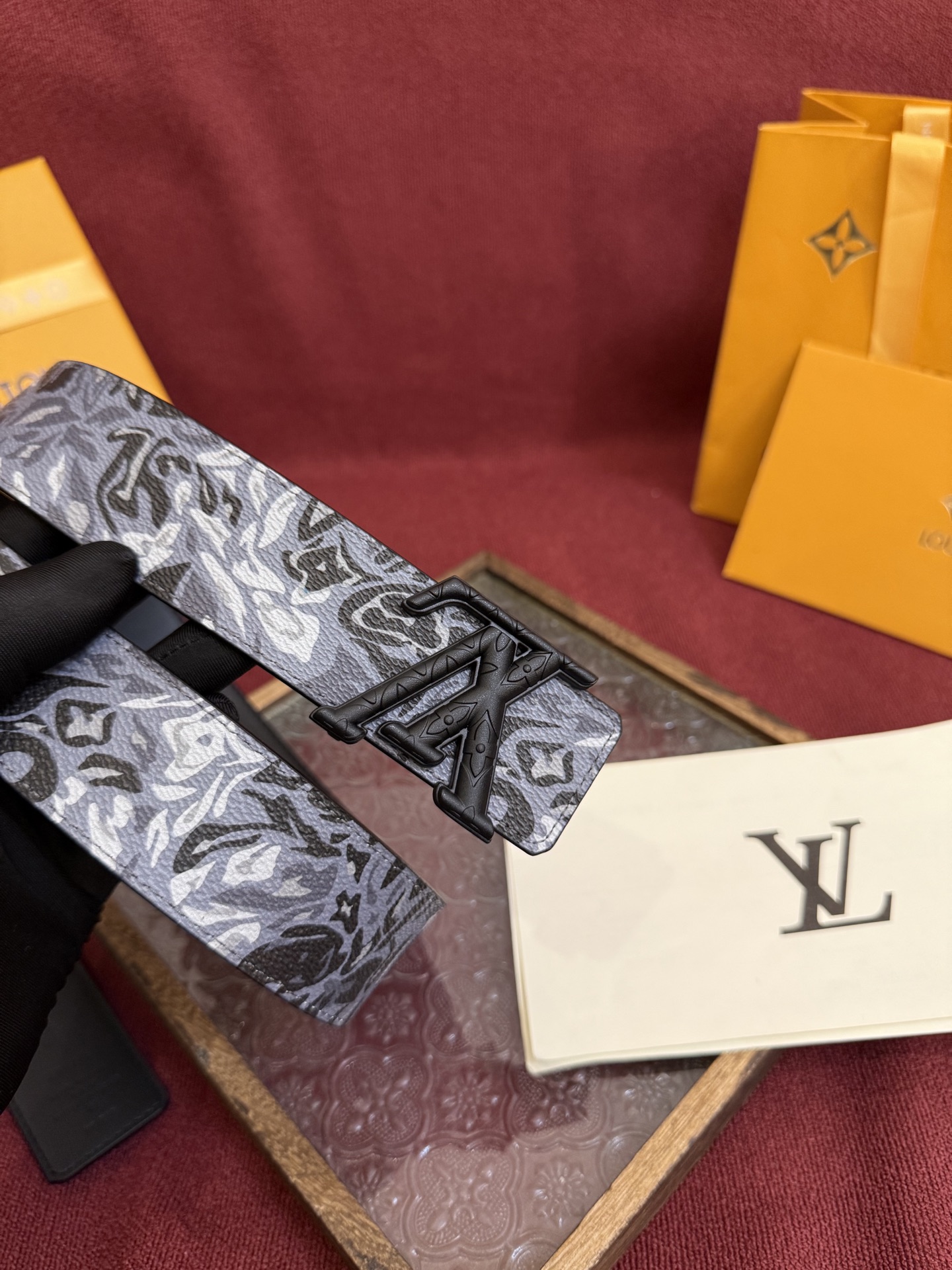 LV Dimension 4.0双面腰带将经典格调引入新颖尺幅设计。皮革压印 LV 字母和 Monogr