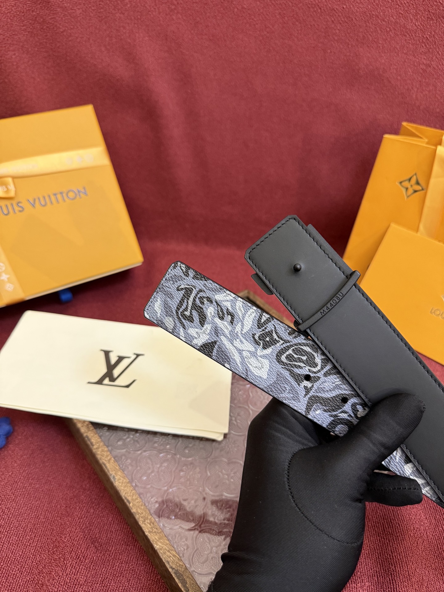 LV Dimension 4.0双面腰带将经典格调引入新颖尺幅设计。皮革压印 LV 字母和 Monogr